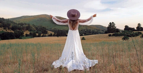 fall wedding dresses header image