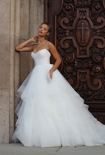 Bride wearing simple tulle ballgown wedding dress with sweetheart neckline