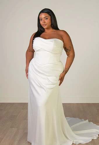 Plus size bride wearing strapless column wedding dress