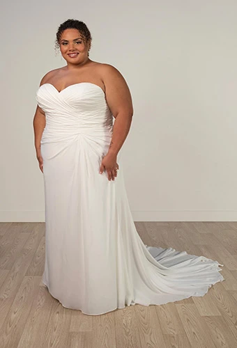 Plus size bride wearing chiffon strapless wedding dress with sweetheart neckline, SY8004+