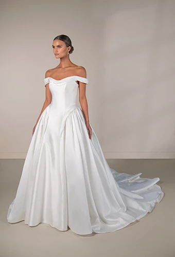 Bride wearing luxury simple wedding dress with off shoulder straps and long train, Martina Liana Luze LE1477