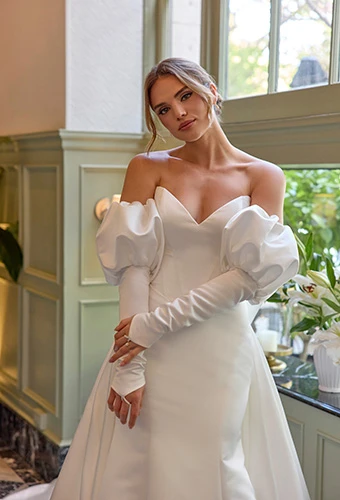 Bride wearing wedding dress with sweetheart neckline and detachable puff sleeves, Essense of Australia D4369