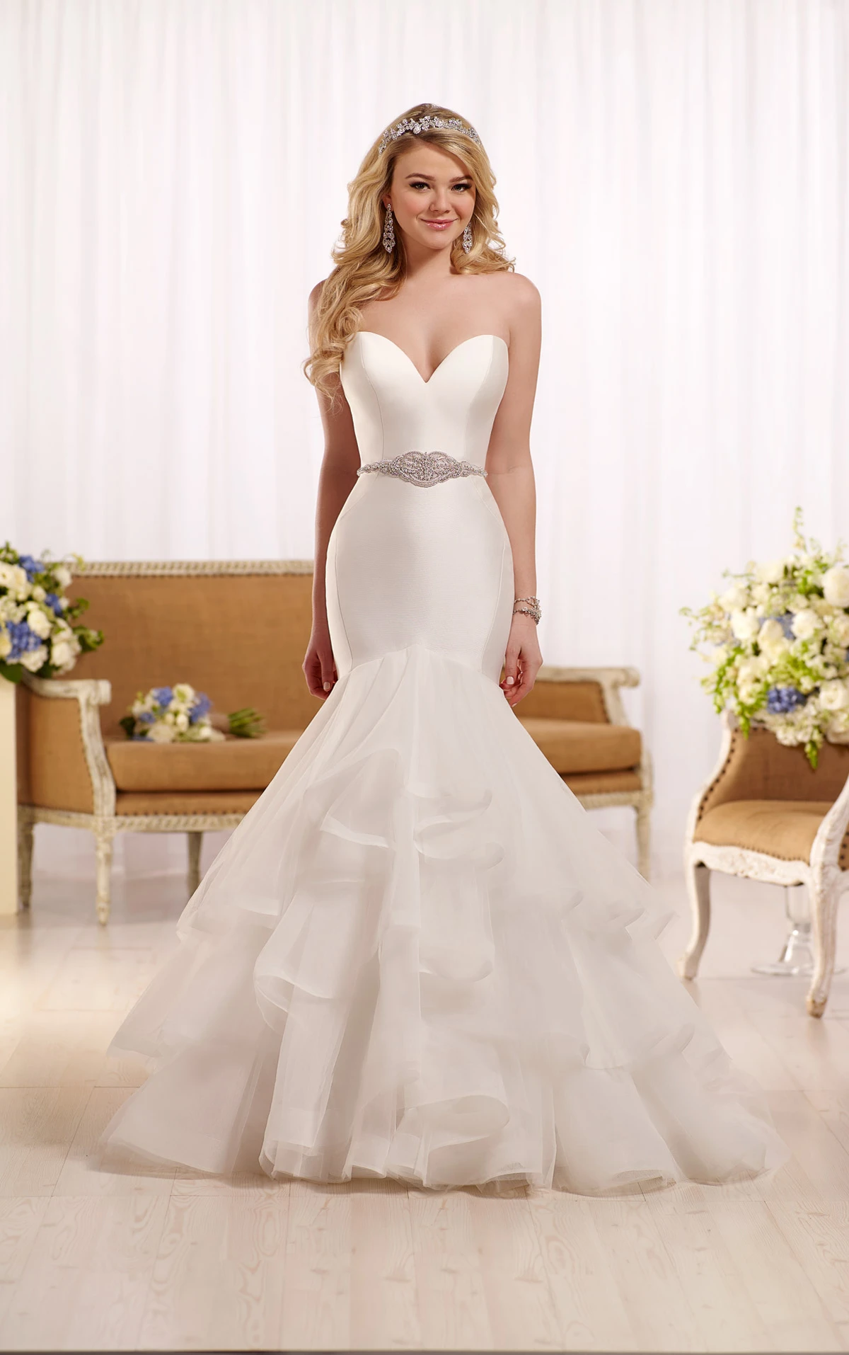 d2027 Godet-Brautkleid mit herzförmigem Dekolleté  by Essense of Australia