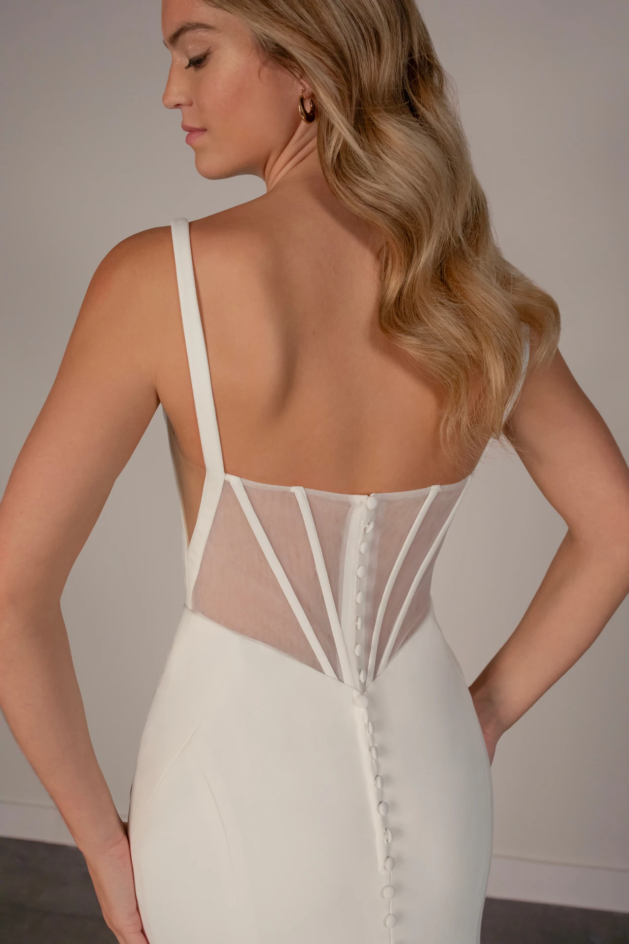 pa1367 Etui-Brautkleid aus Krepp mit Karree-Ausschnitt  by Oxford Street