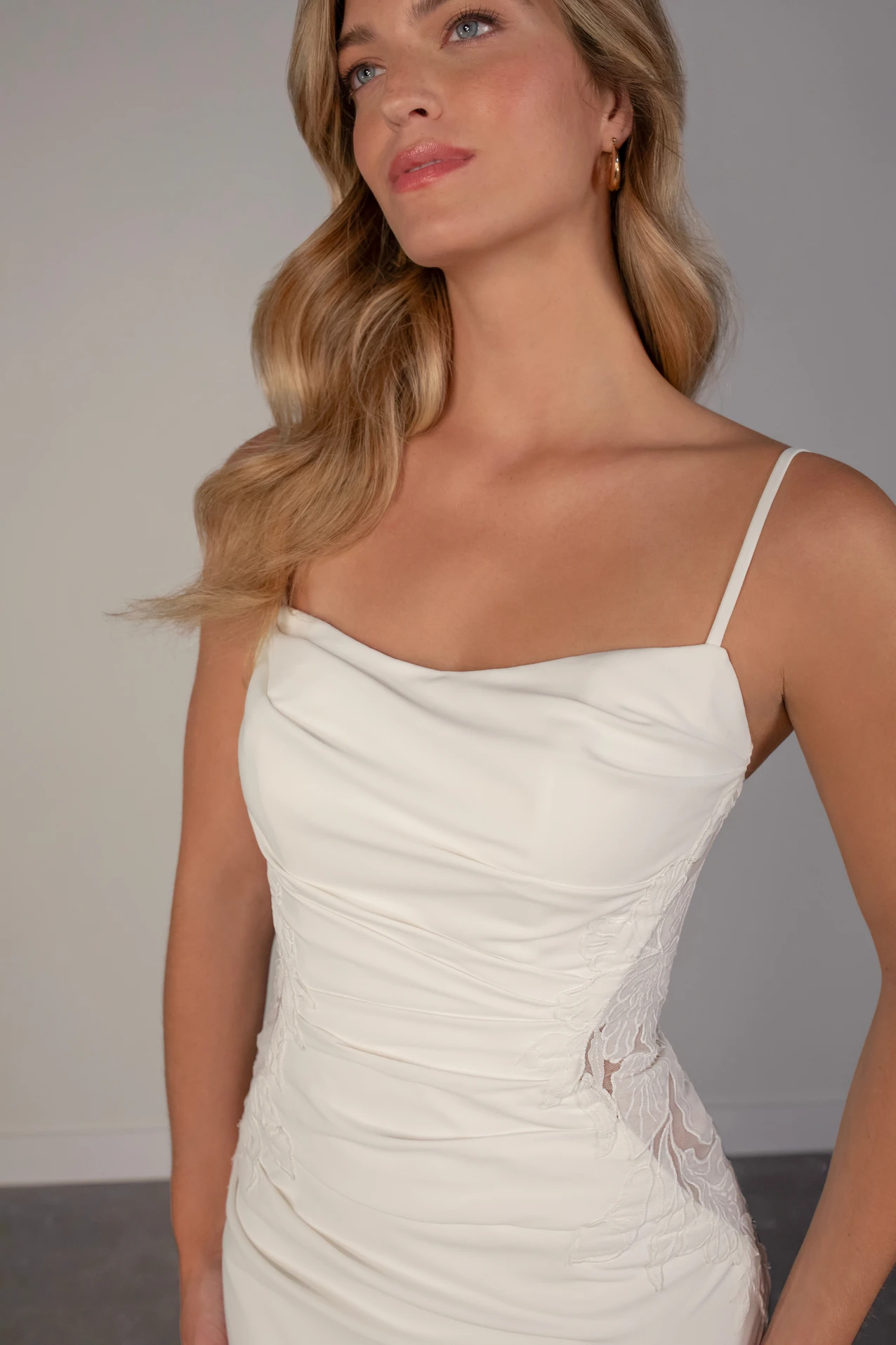 pa1368 Fit-and-Flare-Brautkleid aus Spitze mit rückenfreier Schleppe  by Oxford Street