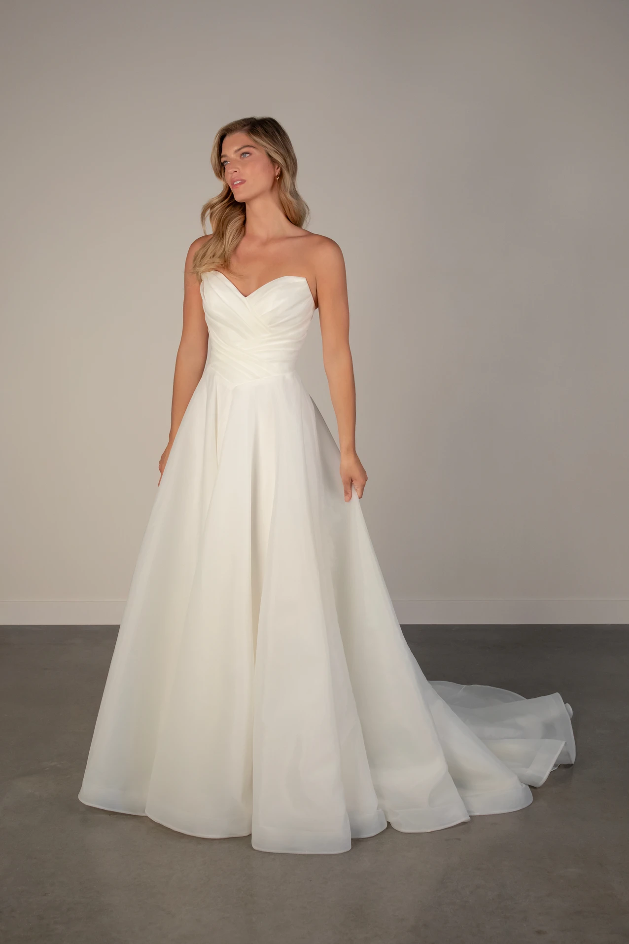 pa1370 Schulterfreies A-Linien-Brautkleid mit tiefer Taille  by Oxford Street