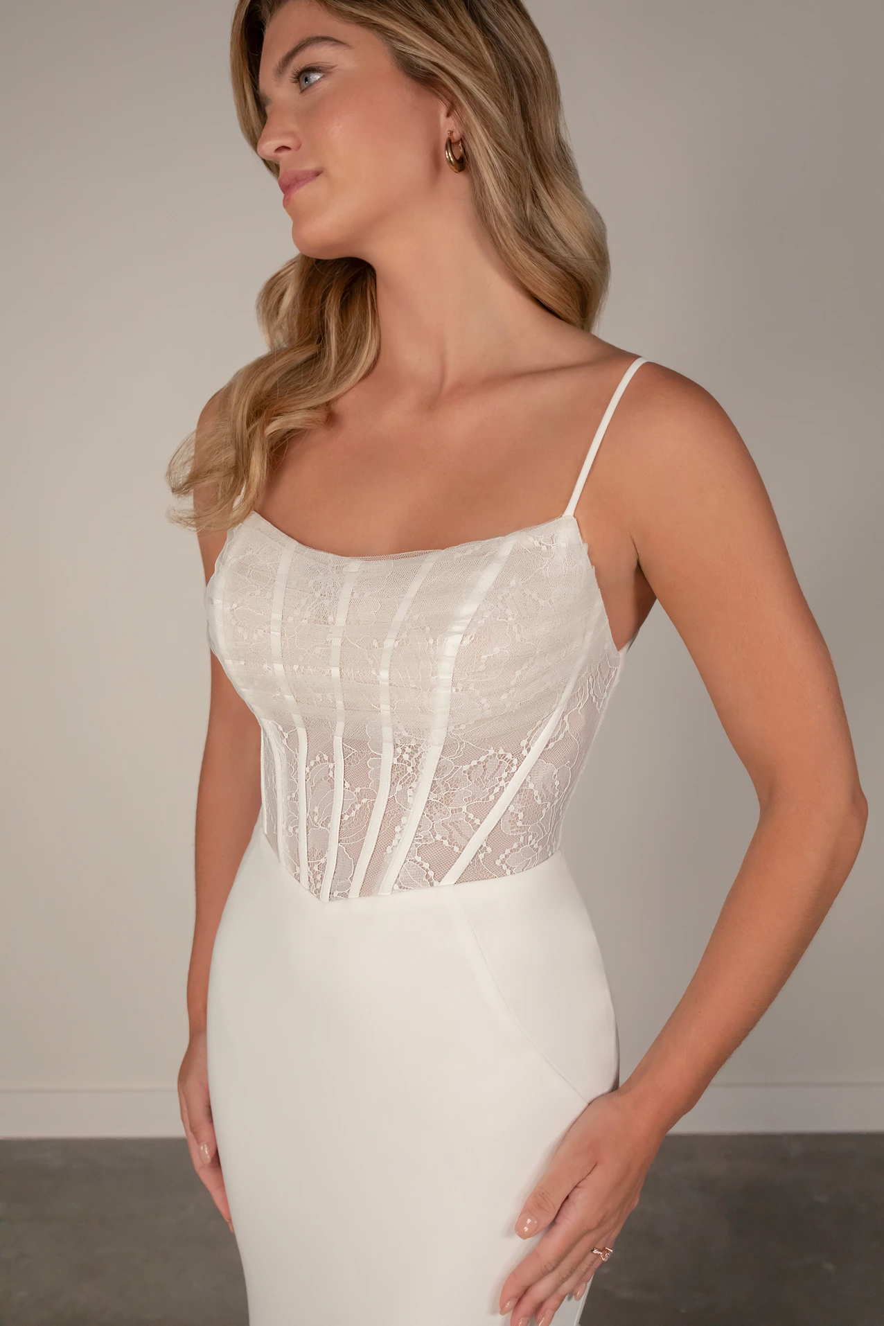 pa1371 Etui-Brautkleid aus Krepp und Spitze mit Rundhalsausschnitt   by Oxford Street