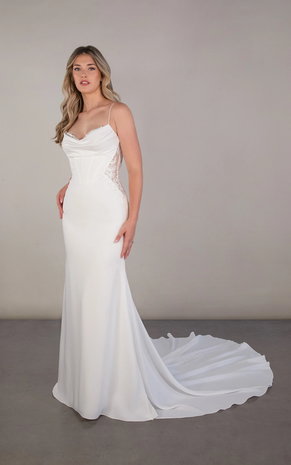 Etui-Brautkleid aus Krepp und Spitze mit Rundhalsausschnitt, PA1432, byOxford Street