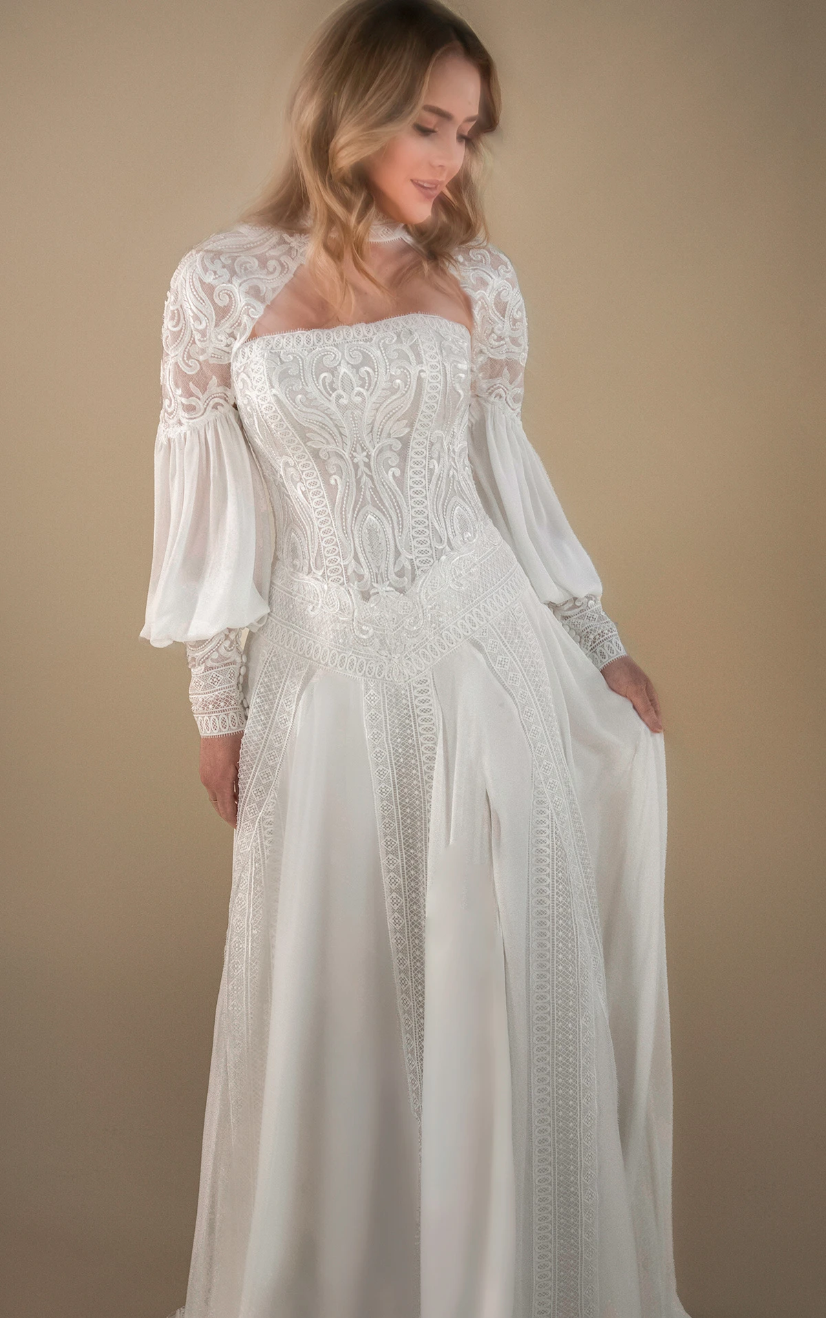 austin Trägerloses A-Linien-Brautkleid aus Chiffon mit abnehmbarem hochgeschlossenen Kragen und Ärmeln by All Who Wander