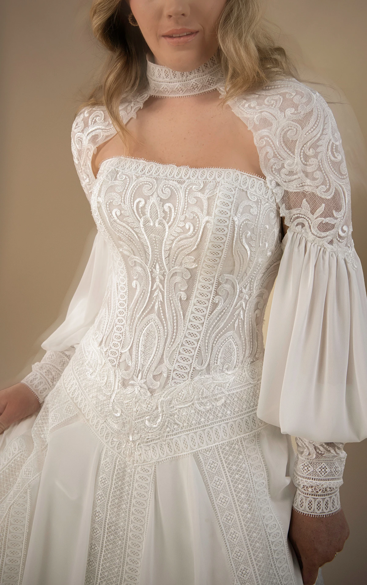 austin Trägerloses A-Linien-Brautkleid aus Chiffon mit abnehmbarem hochgeschlossenen Kragen und Ärmeln by All Who Wander