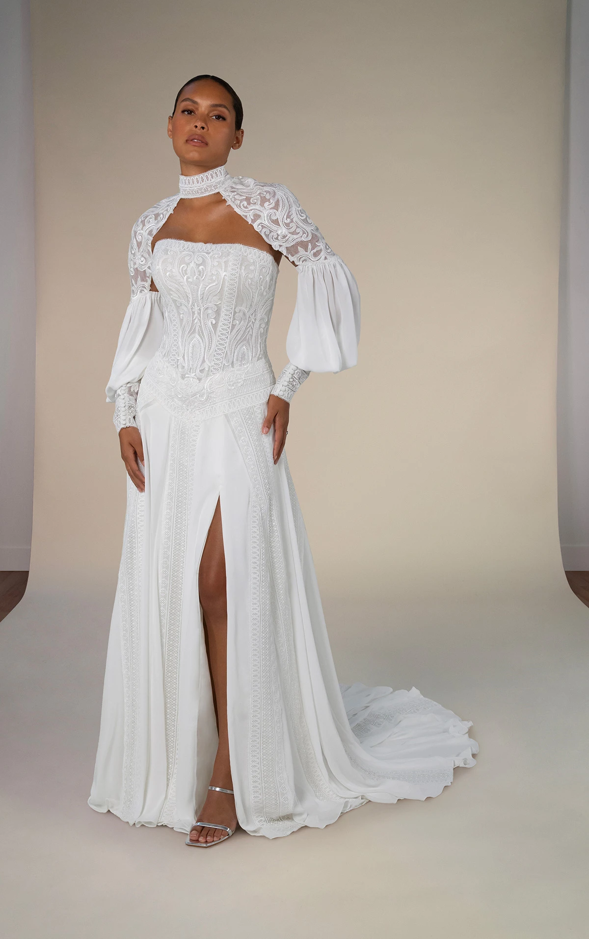 austin Trägerloses A-Linien-Brautkleid aus Chiffon mit abnehmbarem hochgeschlossenen Kragen und Ärmeln by All Who Wander
