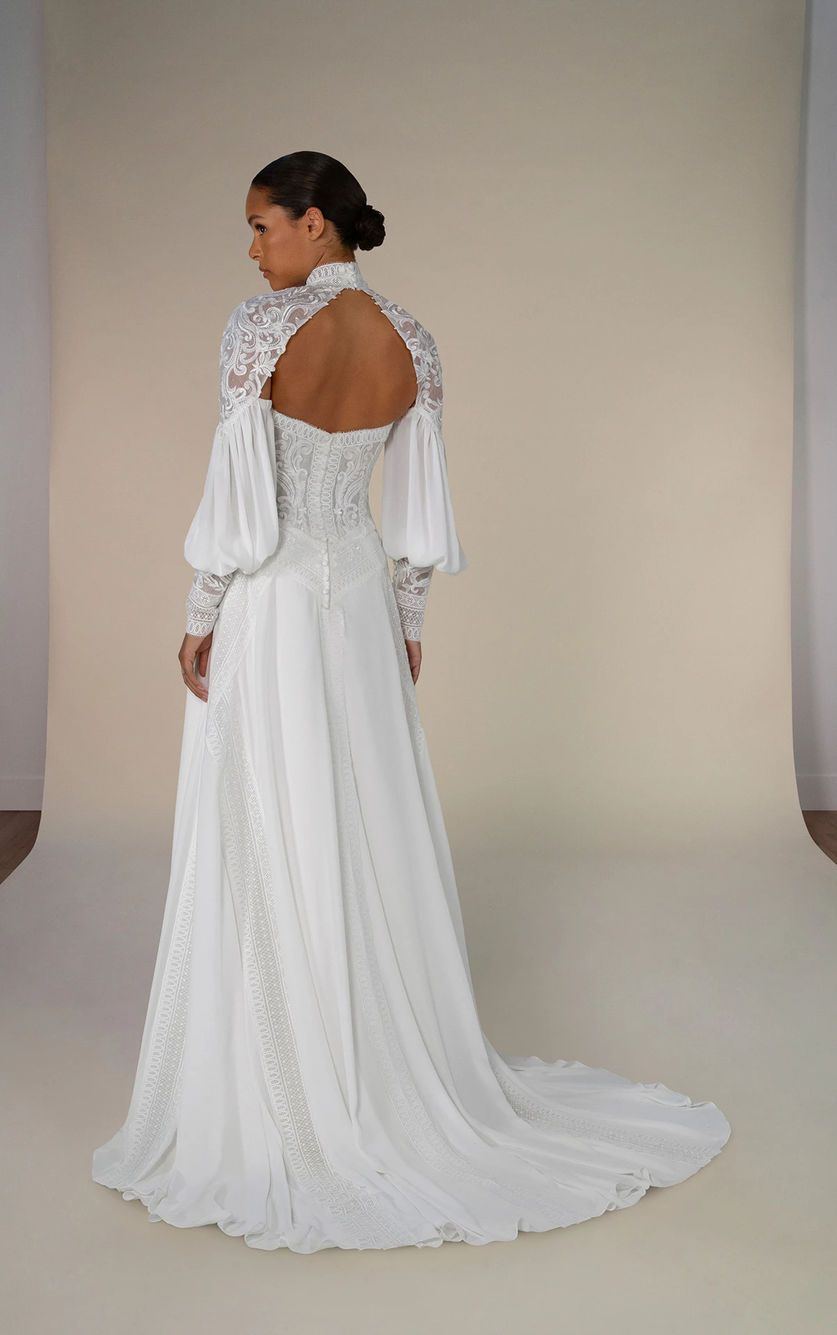 austin Trägerloses A-Linien-Brautkleid aus Chiffon mit abnehmbarem hochgeschlossenen Kragen und Ärmeln by All Who Wander