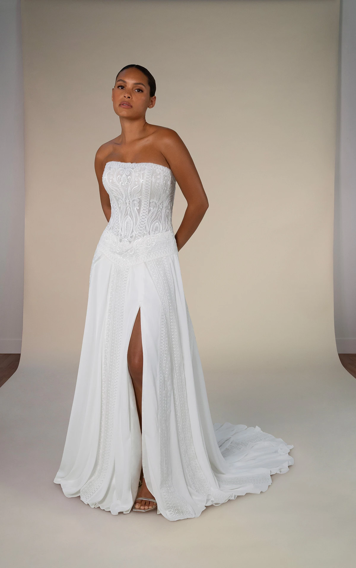 austin Trägerloses A-Linien-Brautkleid aus Chiffon mit abnehmbarem hochgeschlossenen Kragen und Ärmeln by All Who Wander