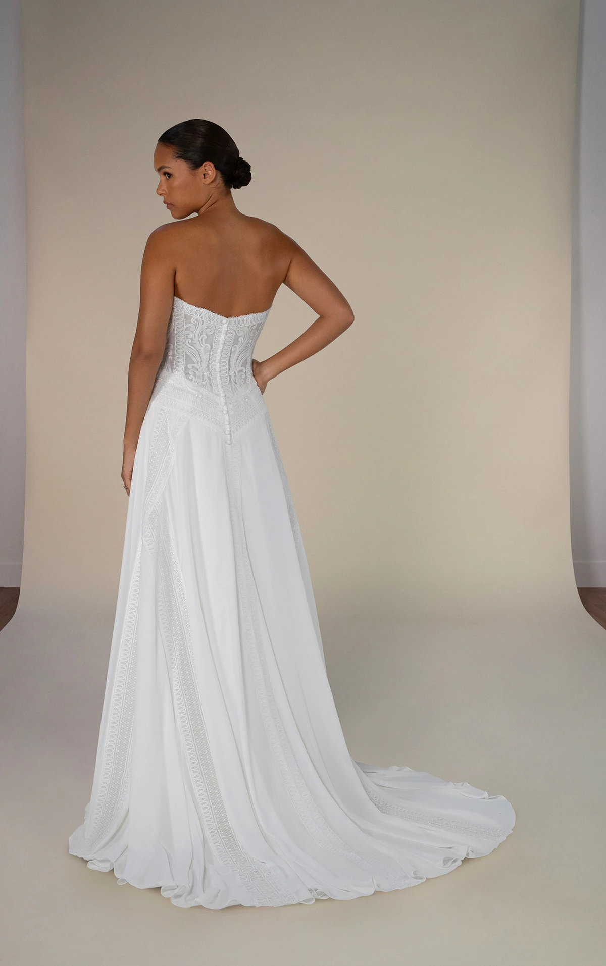 austin Trägerloses A-Linien-Brautkleid aus Chiffon mit abnehmbarem hochgeschlossenen Kragen und Ärmeln by All Who Wander