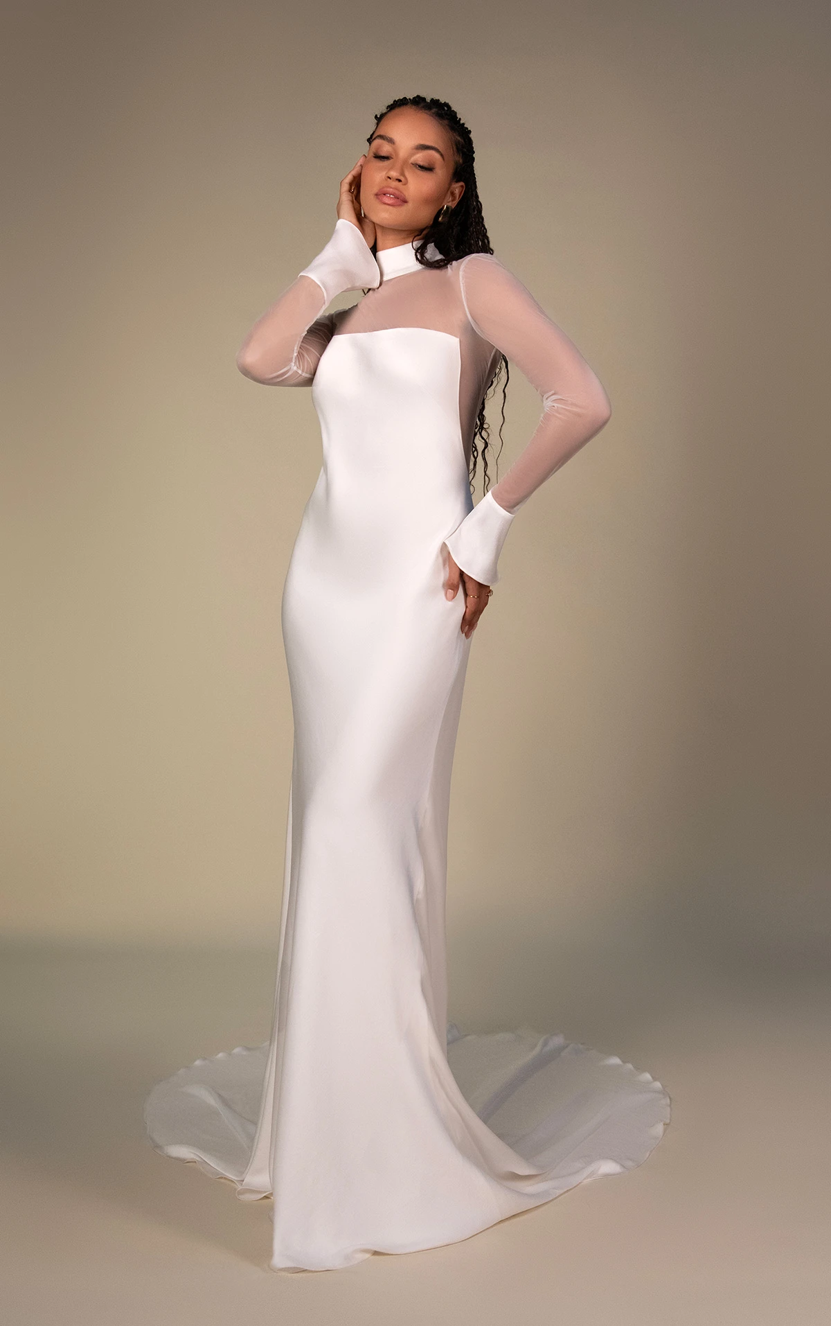 clay Etui-Brautkleid aus Krepp mit Illusionsärmeln und hohem Ausschnitt by All Who Wander