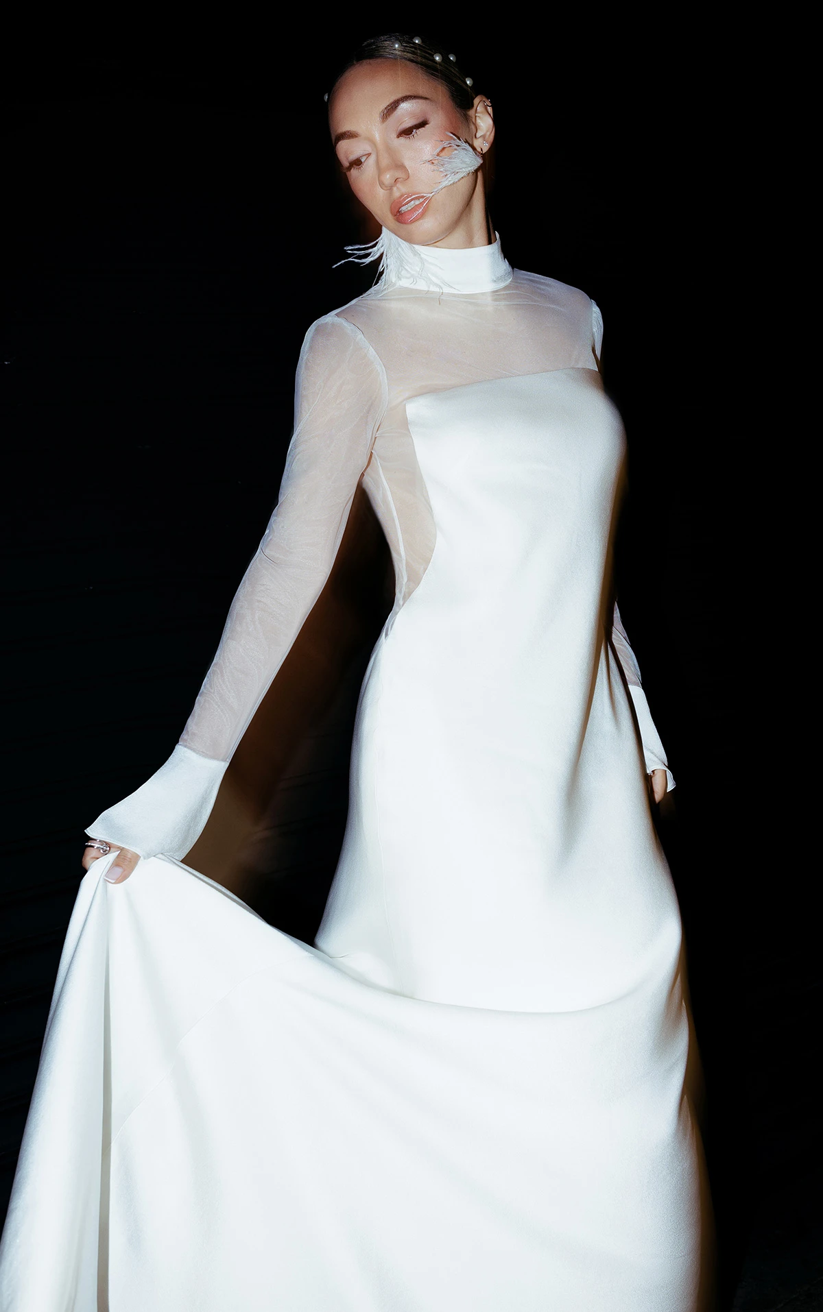 clay Etui-Brautkleid aus Krepp mit Illusionsärmeln und hohem Ausschnitt by All Who Wander