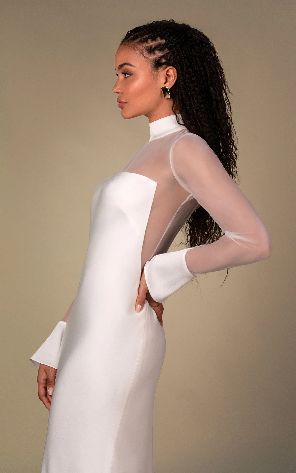 clay Etui-Brautkleid aus Krepp mit Illusionsärmeln und hohem Ausschnitt by All Who Wander