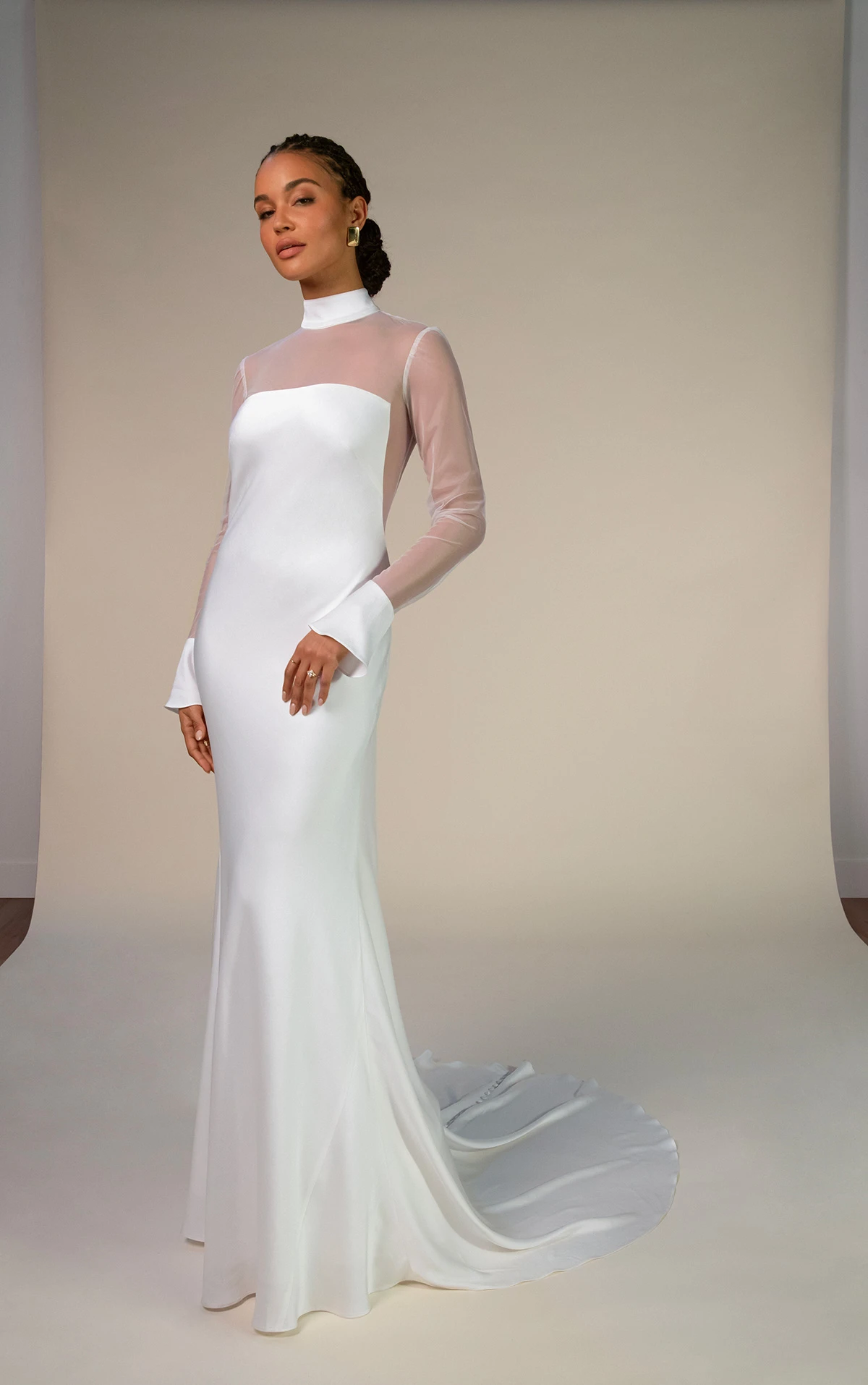 clay Etui-Brautkleid aus Krepp mit Illusionsärmeln und hohem Ausschnitt by All Who Wander