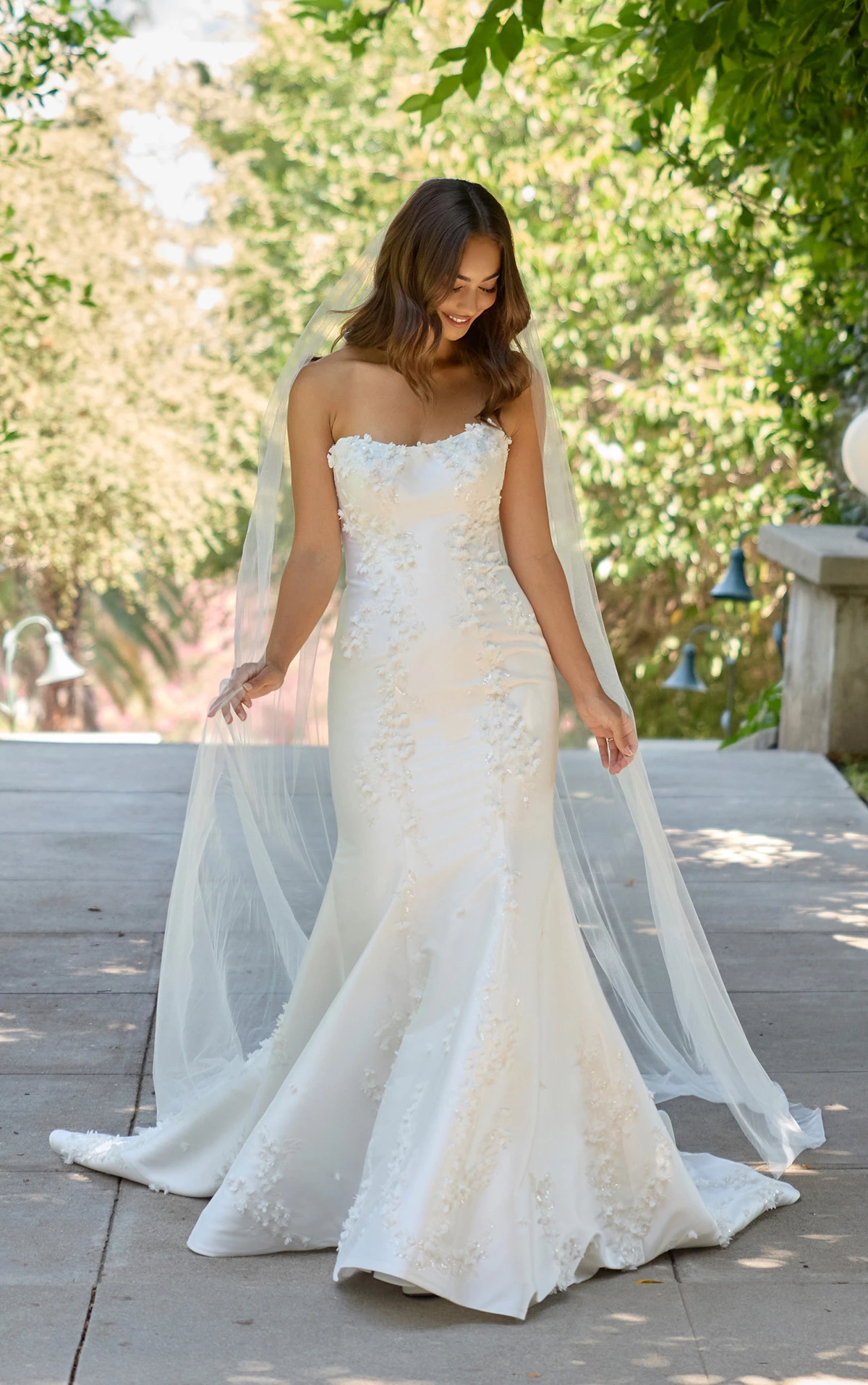 d4257 Fit-and-Flare-Brautkleid mit Cat-Eye-Ausschnitt  by Essense of Australia