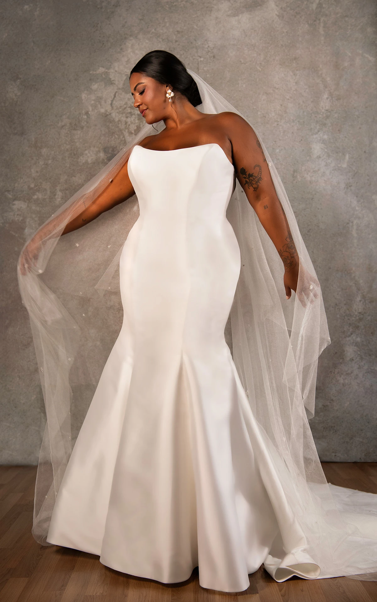 d4257 Fit-and-Flare-Brautkleid mit Cat-Eye-Ausschnitt  by Essense of Australia