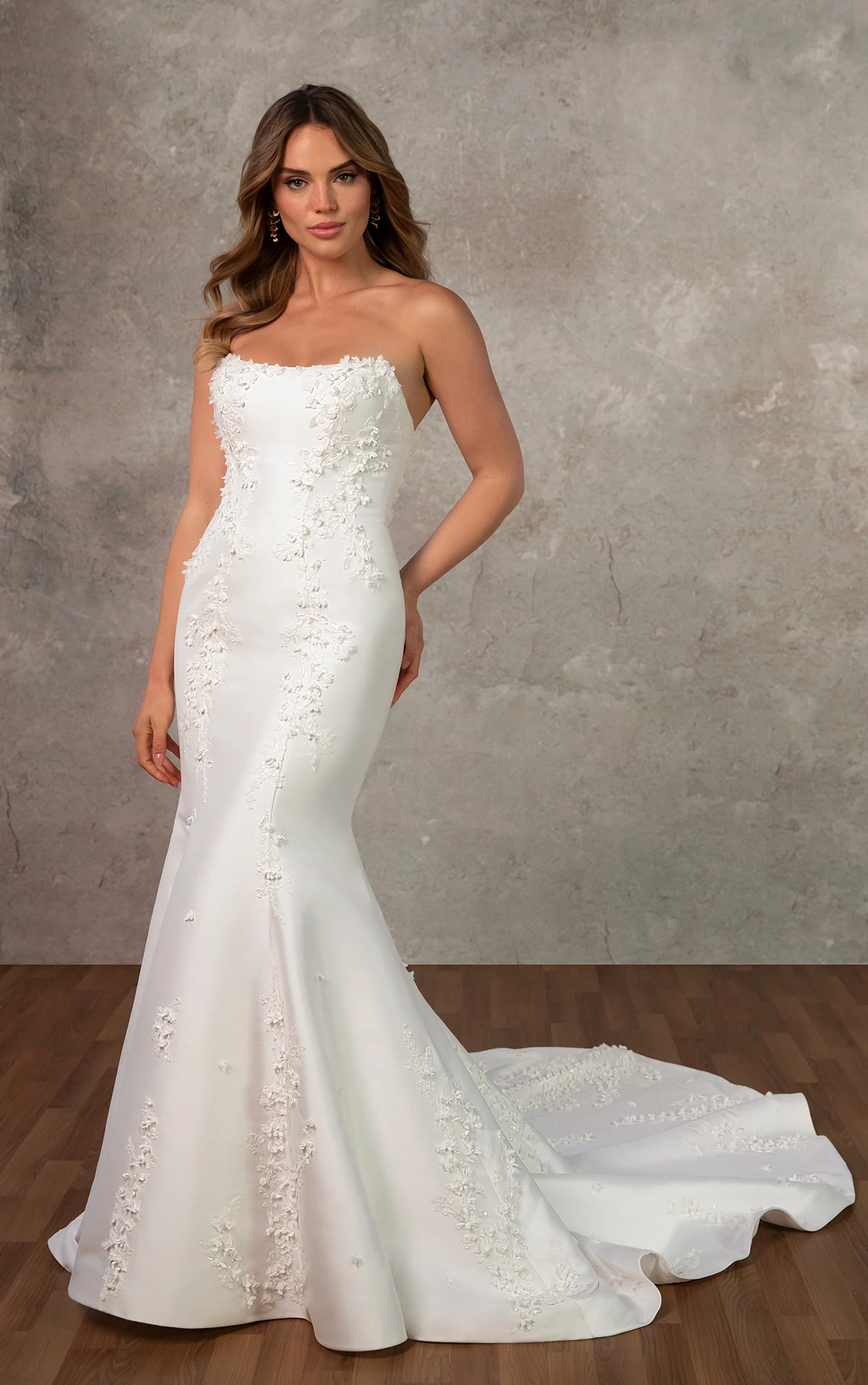 d4257 Fit-and-Flare-Brautkleid mit Cat-Eye-Ausschnitt  by Essense of Australia