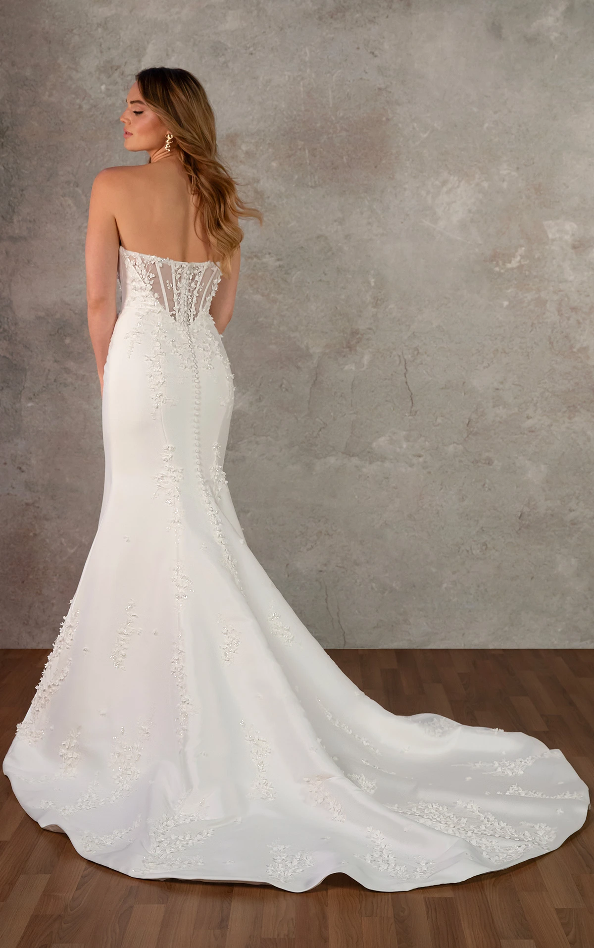 d4257 Fit-and-Flare-Brautkleid mit Cat-Eye-Ausschnitt  by Essense of Australia
