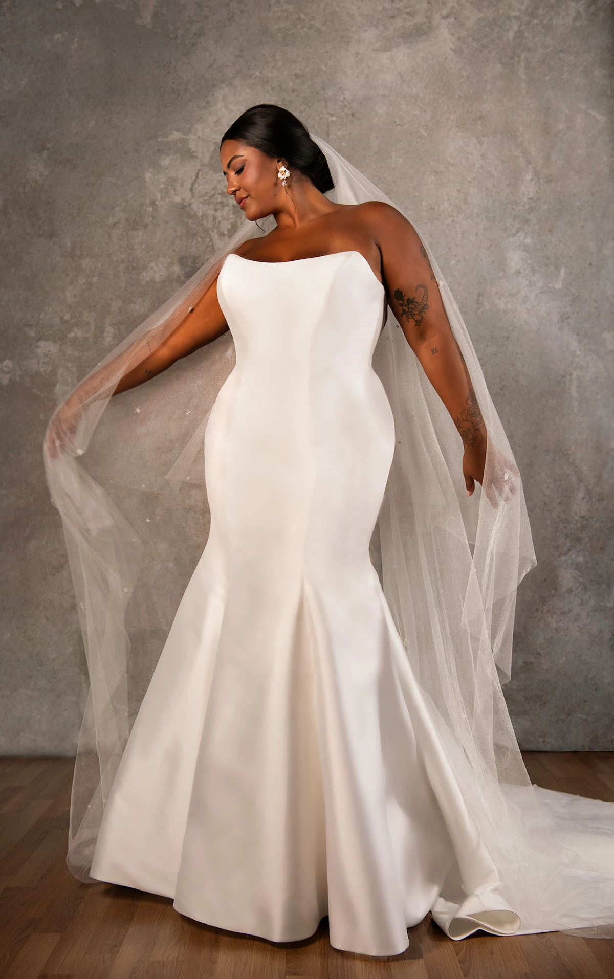 d4257+ Fit-and-Flare-Brautkleid in Übergröße mit Cat-Eye-Ausschnitt  by Essense of Australia