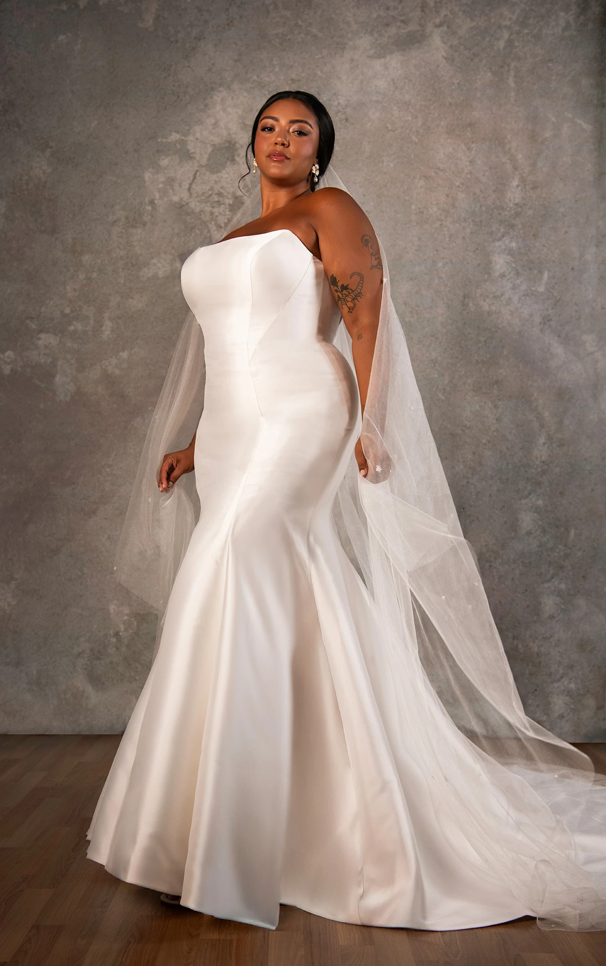 d4257+ Fit-and-Flare-Brautkleid in Übergröße mit Cat-Eye-Ausschnitt  by Essense of Australia