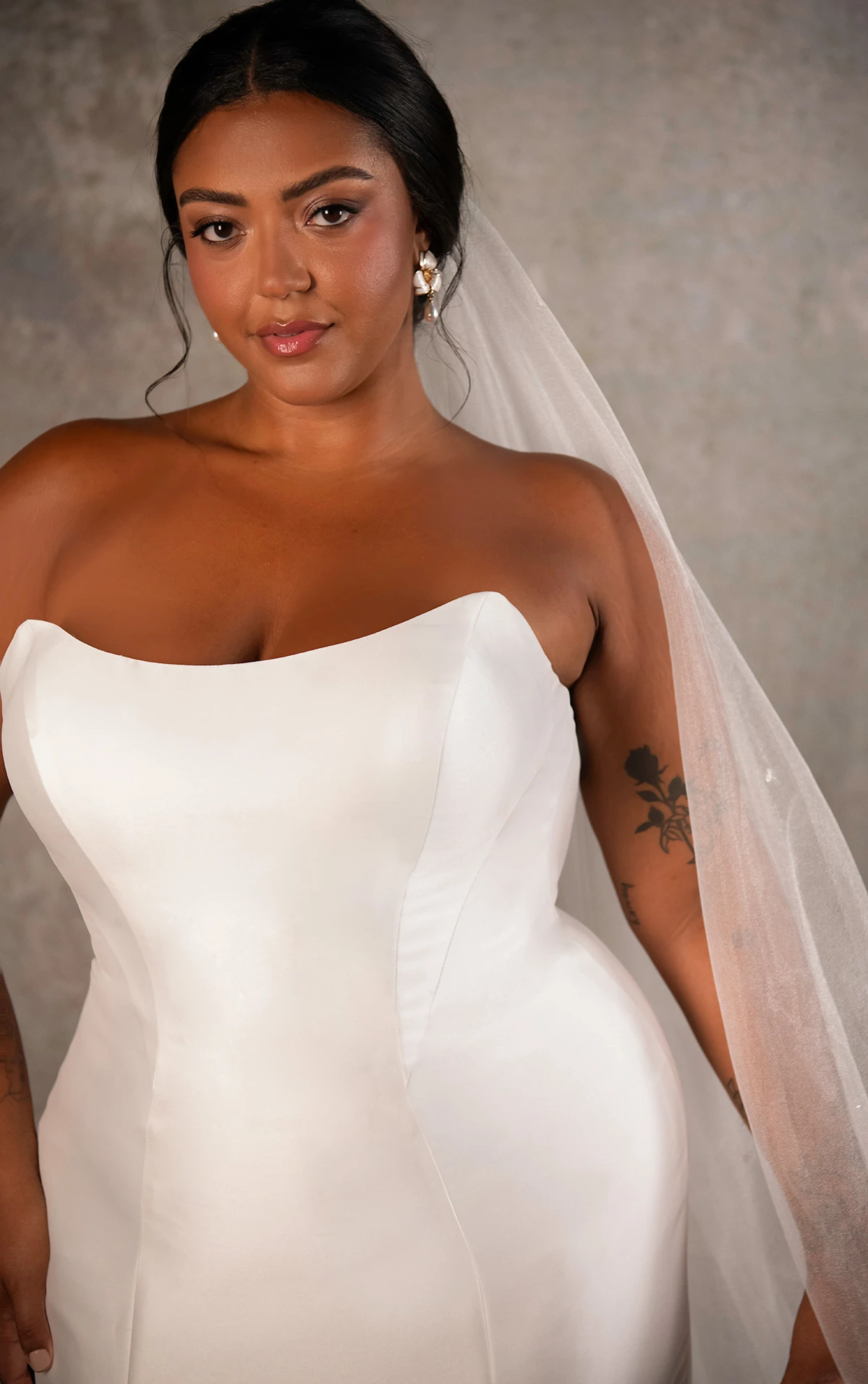 d4257+ Fit-and-Flare-Brautkleid in Übergröße mit Cat-Eye-Ausschnitt  by Essense of Australia