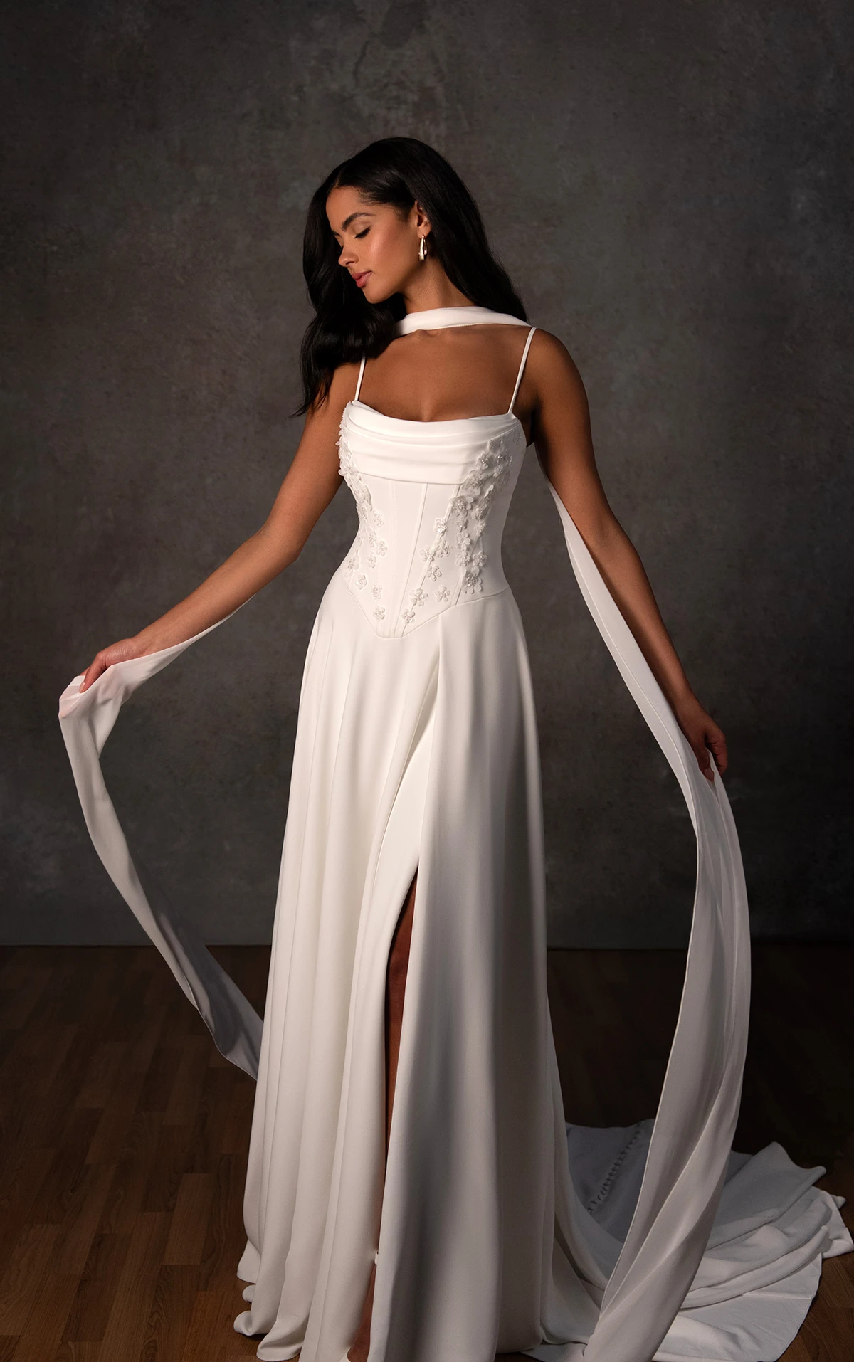 d4312 Modernes A-Linien-Brautkleid mit drapiertem Ausschnitt und hohem Beinschlitz  by Essense of Australia