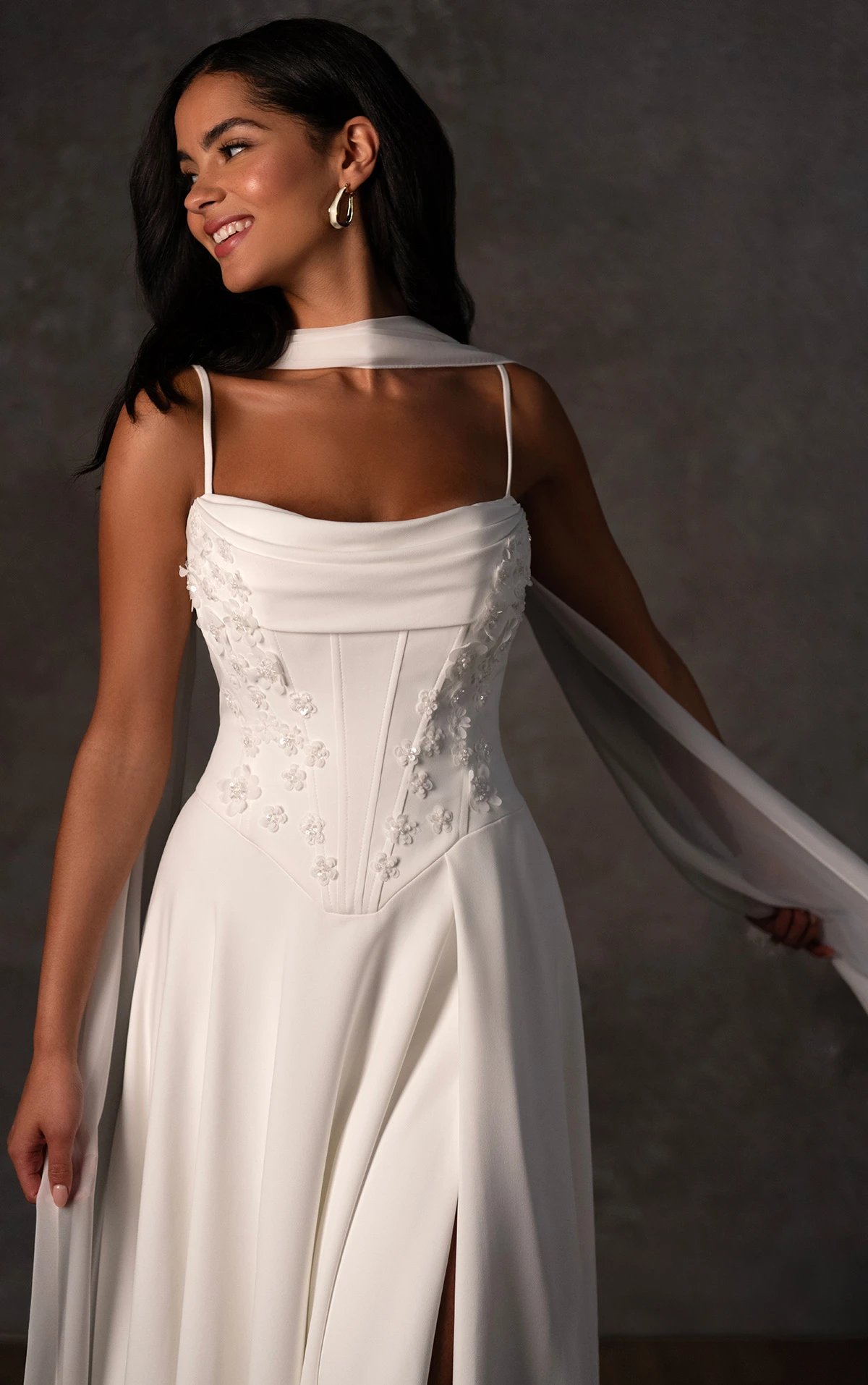 d4312 Modernes A-Linien-Brautkleid mit drapiertem Ausschnitt und hohem Beinschlitz  by Essense of Australia