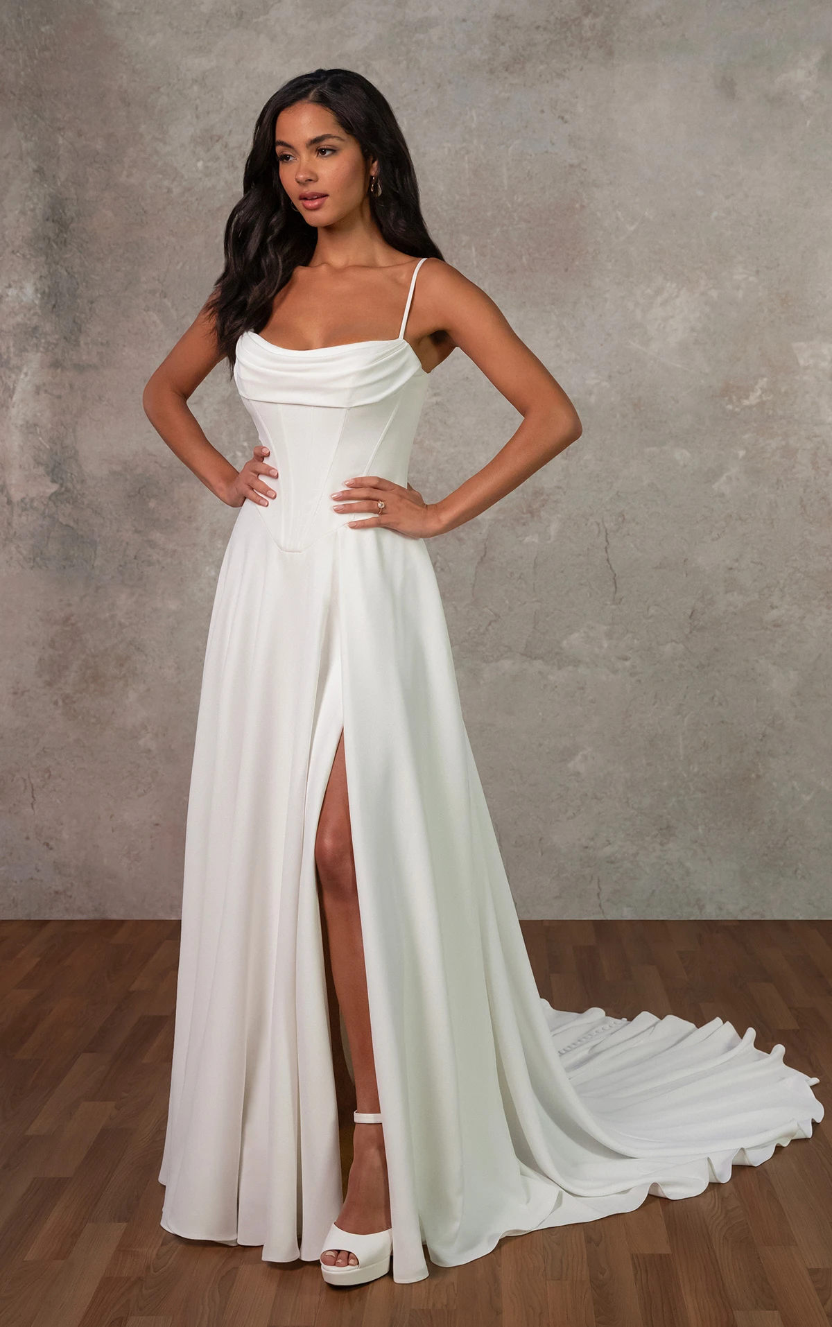 d4312 Modernes A-Linien-Brautkleid mit drapiertem Ausschnitt und hohem Beinschlitz  by Essense of Australia