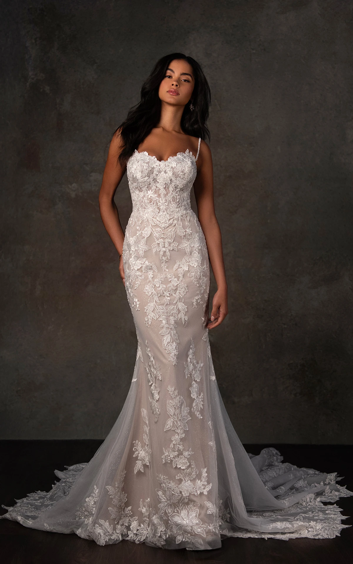 d4344 Fit-and-Flare-Brautkleid aus Spitze mit perlenbesetzten Spaghettiträgern  by Essense of Australia