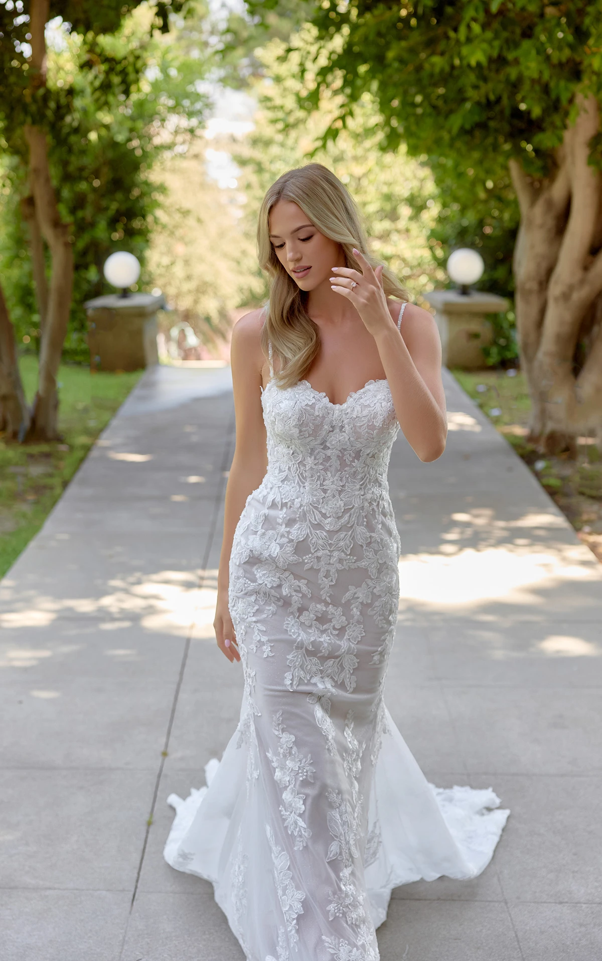 d4344 Fit-and-Flare-Brautkleid aus Spitze mit perlenbesetzten Spaghettiträgern  by Essense of Australia
