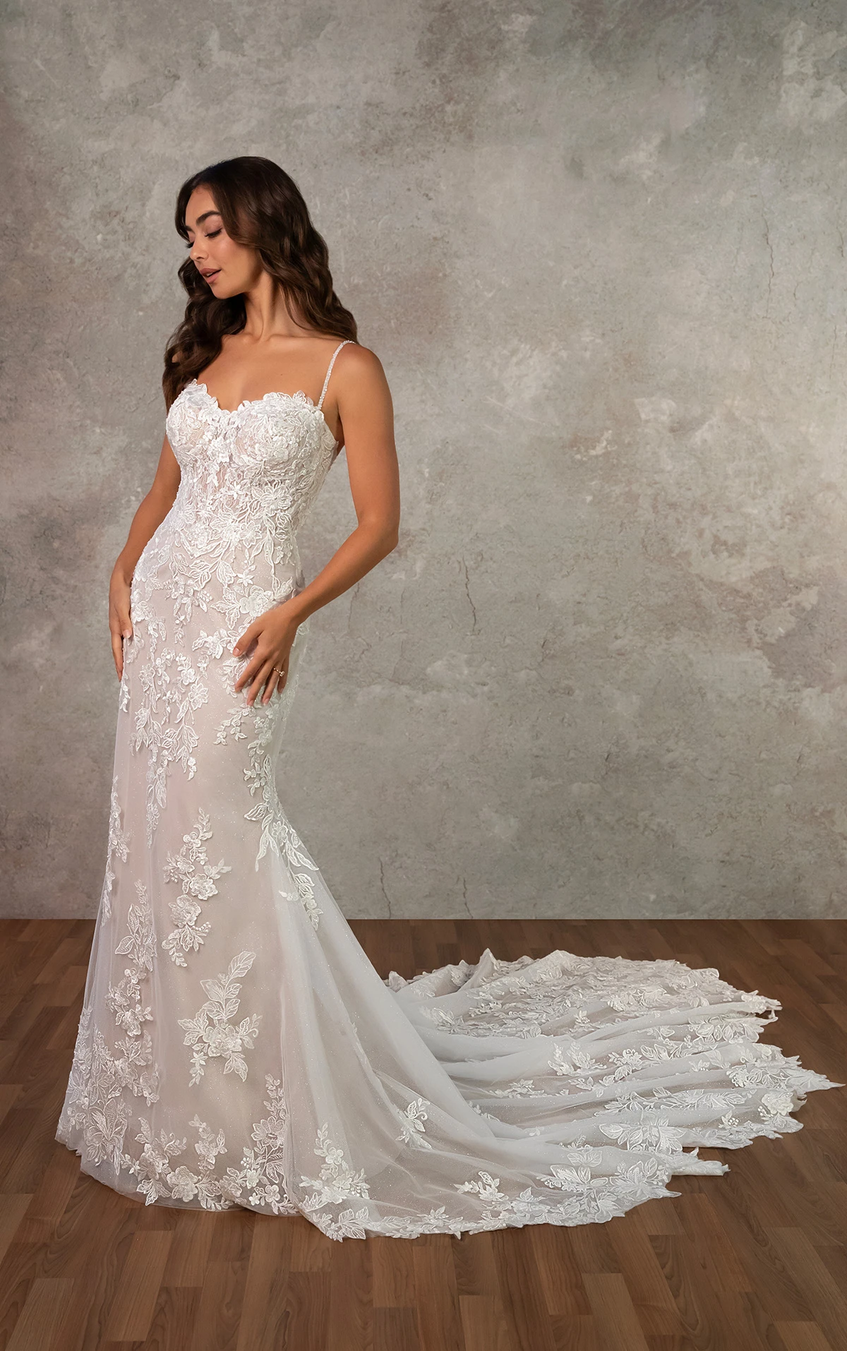 d4344 Fit-and-Flare-Brautkleid aus Spitze mit perlenbesetzten Spaghettiträgern  by Essense of Australia