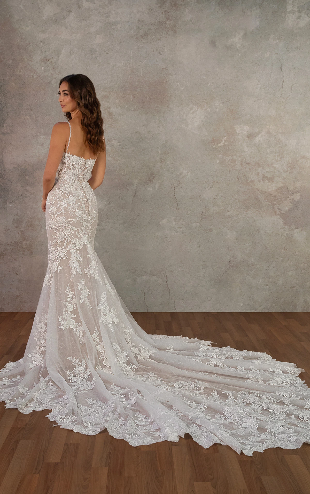d4344 Fit-and-Flare-Brautkleid aus Spitze mit perlenbesetzten Spaghettiträgern  by Essense of Australia