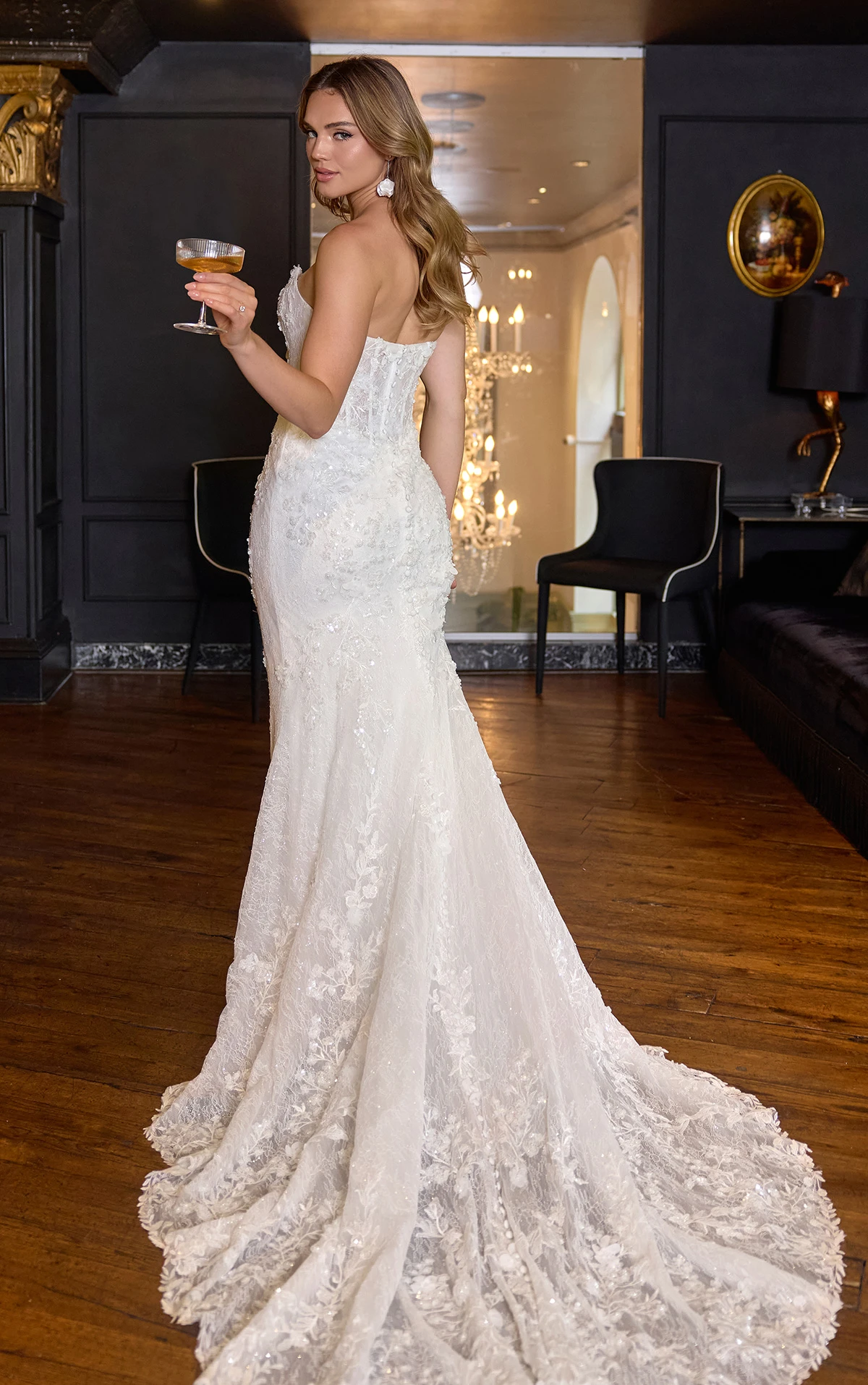 d4368 Trägerloses Fit-and-Flare-Brautkleid aus perlenbesetzter Spitze mit 3D-Applikationen  by Essense of Australia