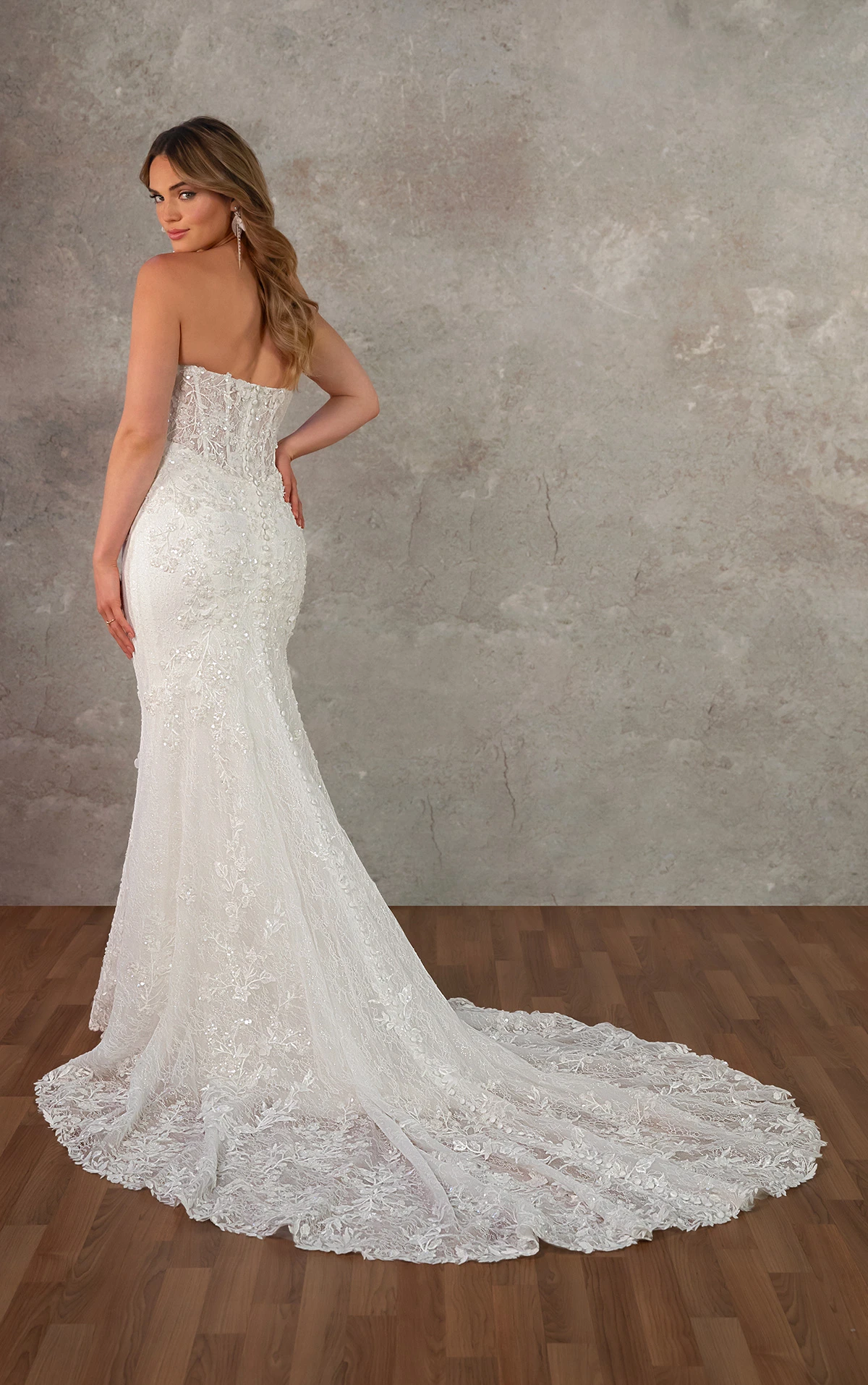 d4368 Trägerloses Fit-and-Flare-Brautkleid aus perlenbesetzter Spitze mit 3D-Applikationen  by Essense of Australia