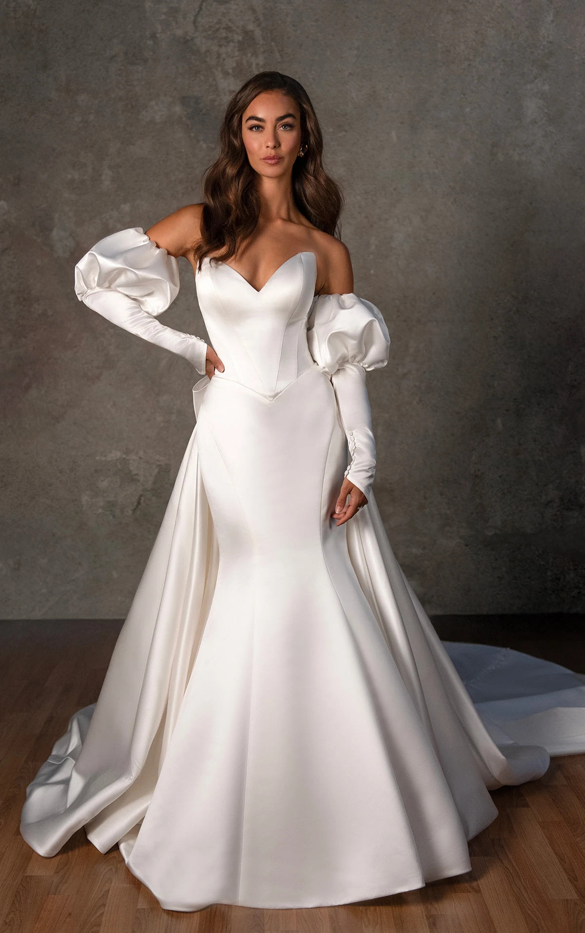 d4369 Trägerloses Fit-and-Flare-Brautkleid aus Grand Satin mit Schleife am Rücken  by Essense of Australia