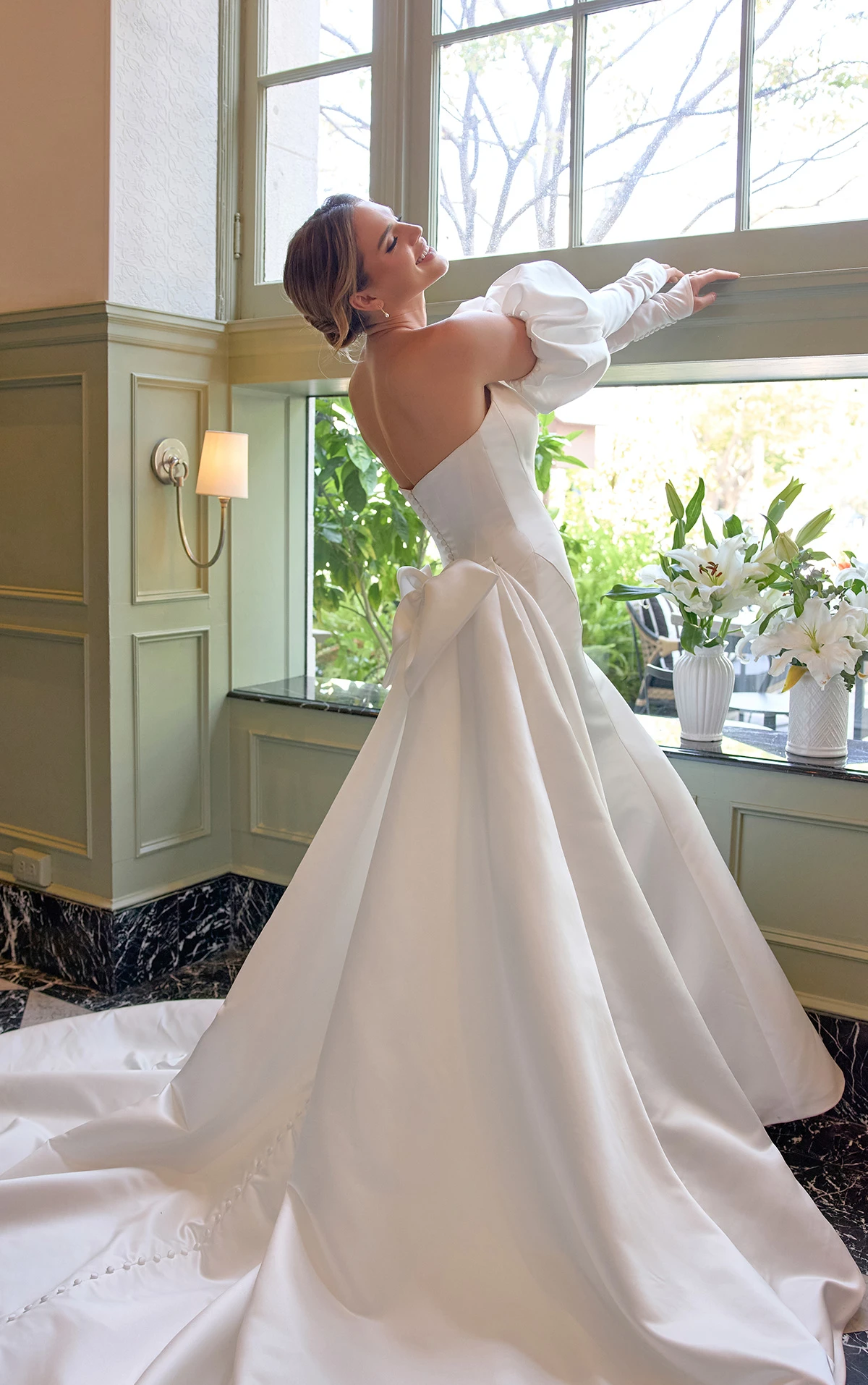 d4369 Trägerloses Fit-and-Flare-Brautkleid aus Grand Satin mit Schleife am Rücken  by Essense of Australia
