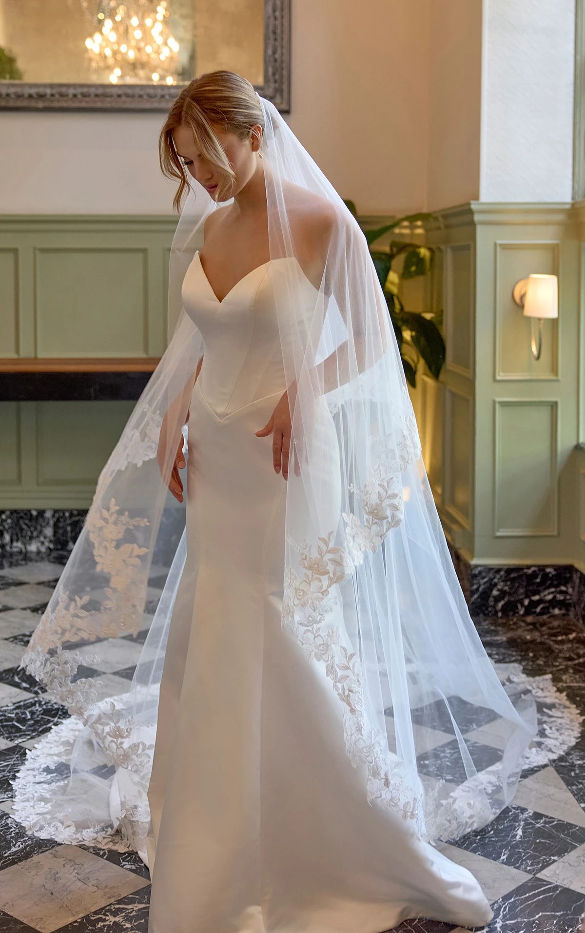 d4369 Trägerloses Fit-and-Flare-Brautkleid aus Grand Satin mit Schleife am Rücken  by Essense of Australia