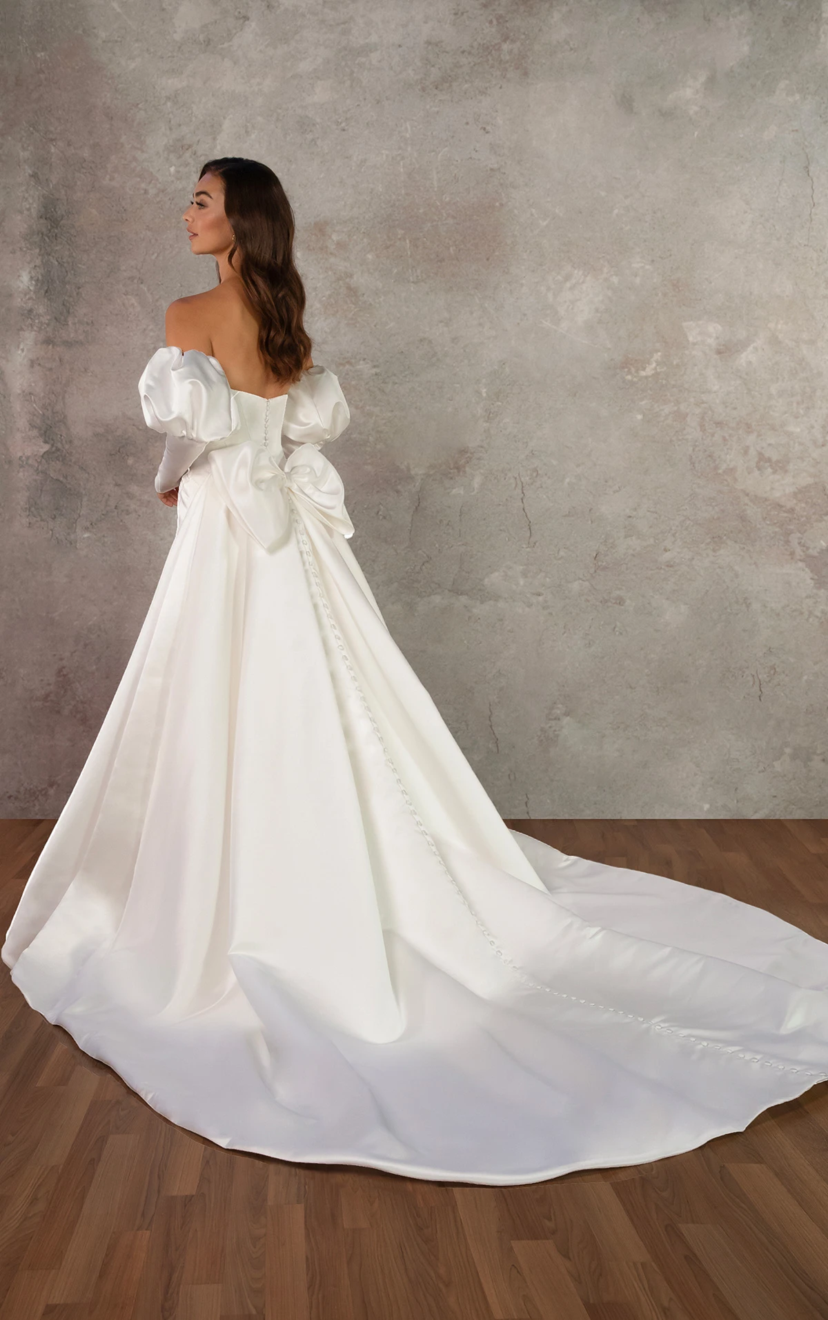 d4369 Trägerloses Fit-and-Flare-Brautkleid aus Grand Satin mit Schleife am Rücken  by Essense of Australia
