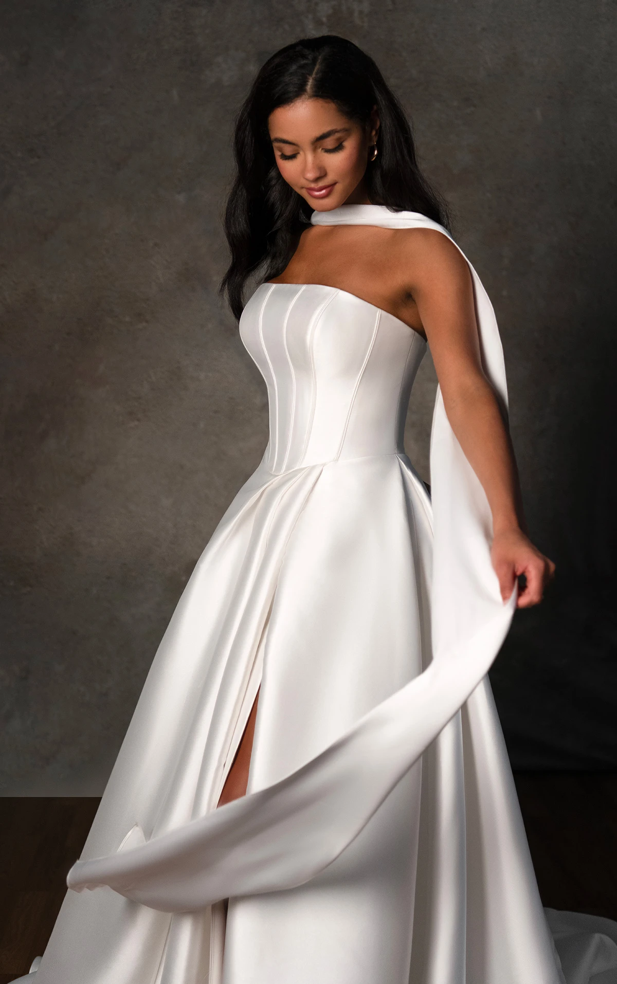 d4389 Trägerloses Ball-Brautkleid aus Mikado mit Plisseerock und Taschen  by Essense of Australia