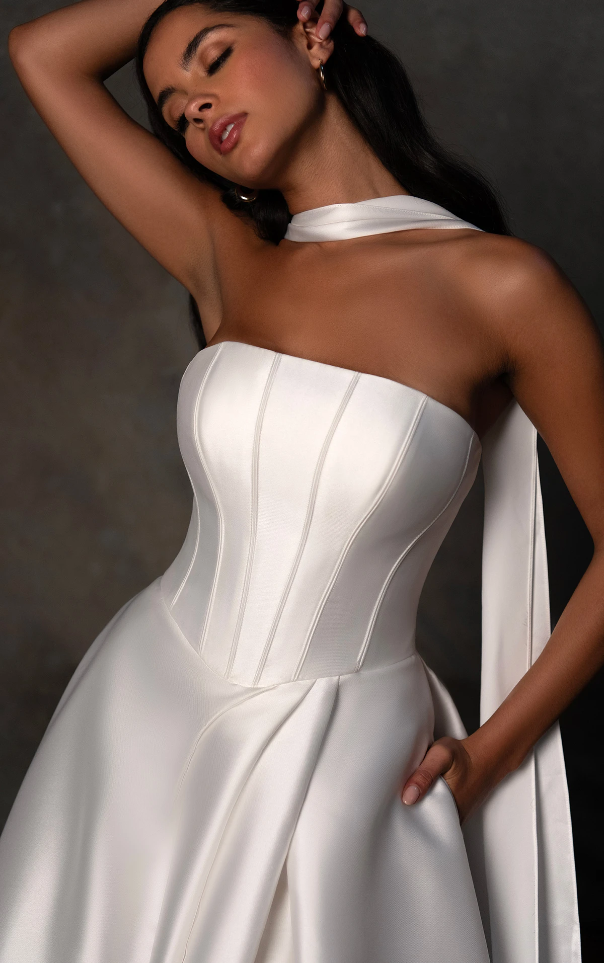 d4389 Trägerloses Ball-Brautkleid aus Mikado mit Plisseerock und Taschen  by Essense of Australia