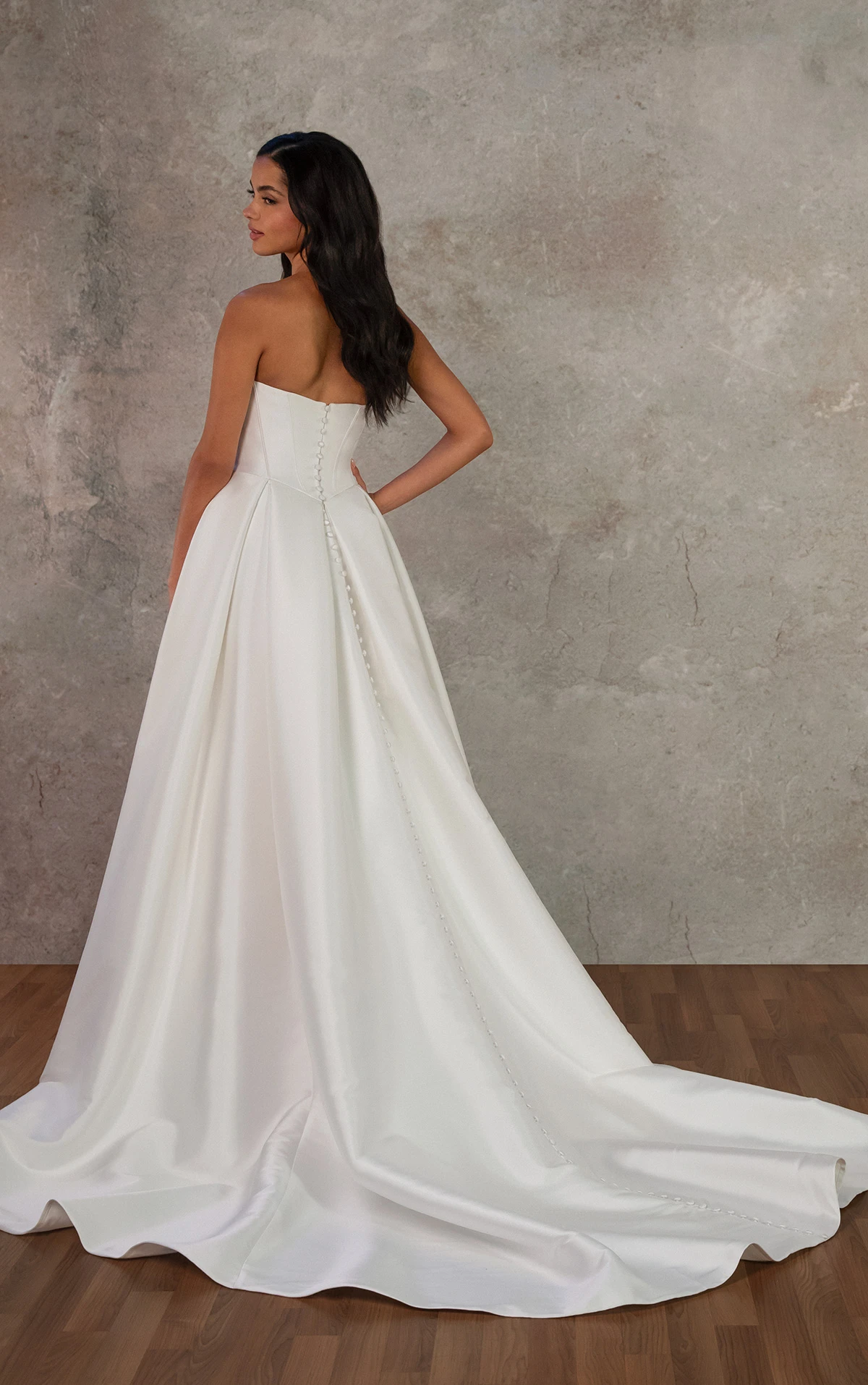 d4389 Trägerloses Ball-Brautkleid aus Mikado mit Plisseerock und Taschen  by Essense of Australia