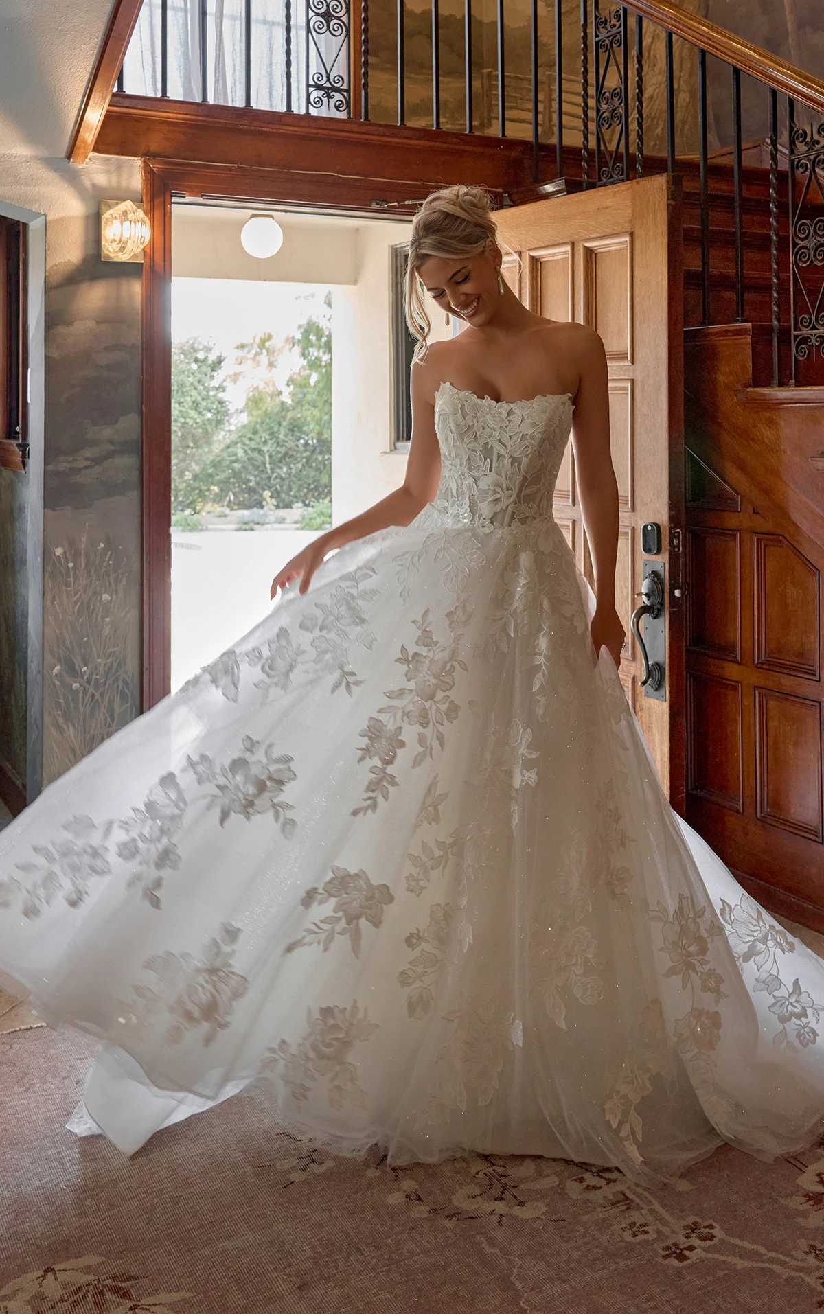 d4403 Trägerloses Ball-Brautkleid aus blätterartiger Spitze mit herzförmigem Ausschnitt  by Essense of Australia