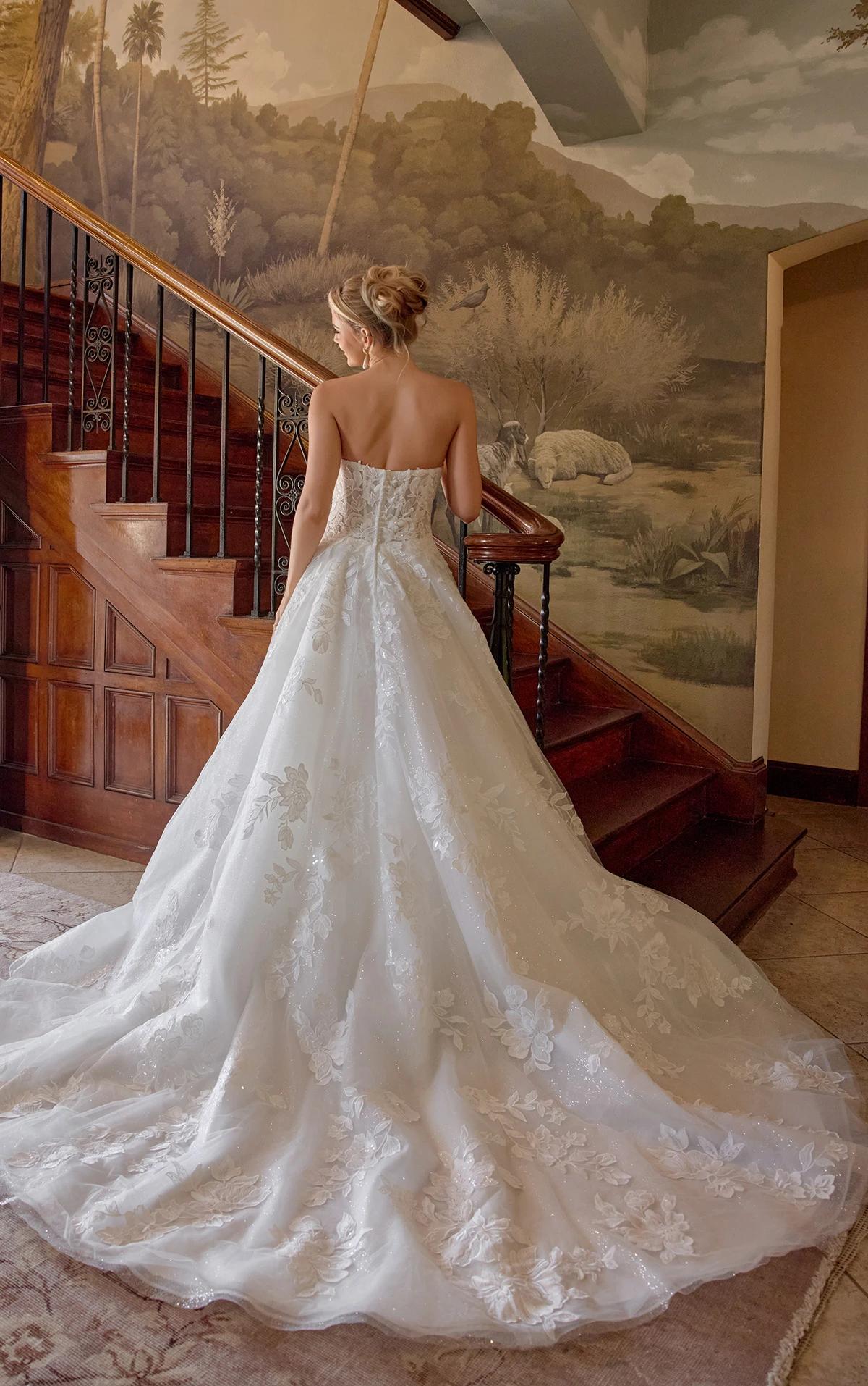 d4403 Trägerloses Ball-Brautkleid aus blätterartiger Spitze mit herzförmigem Ausschnitt  by Essense of Australia