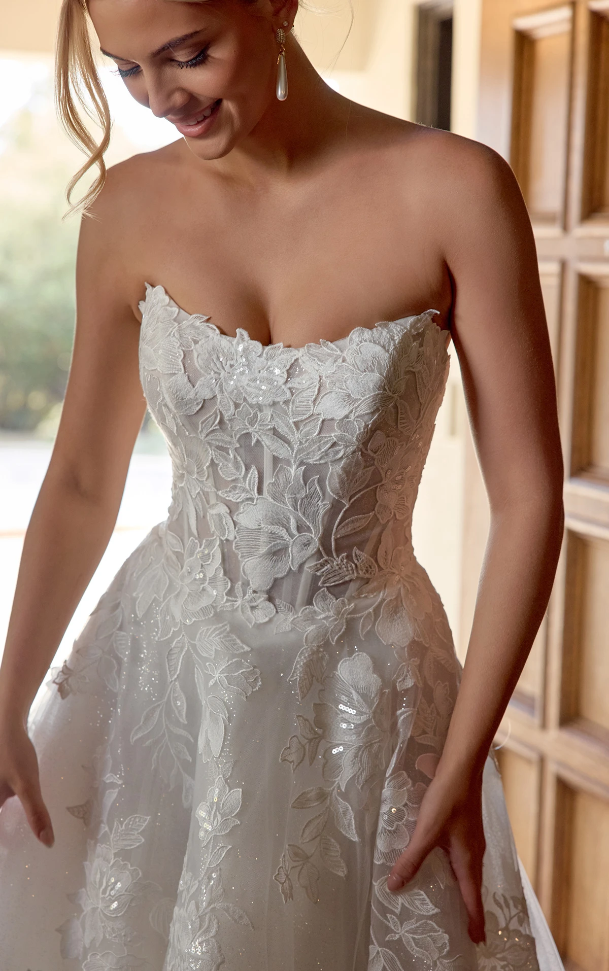 d4403 Trägerloses Ball-Brautkleid aus blätterartiger Spitze mit herzförmigem Ausschnitt  by Essense of Australia