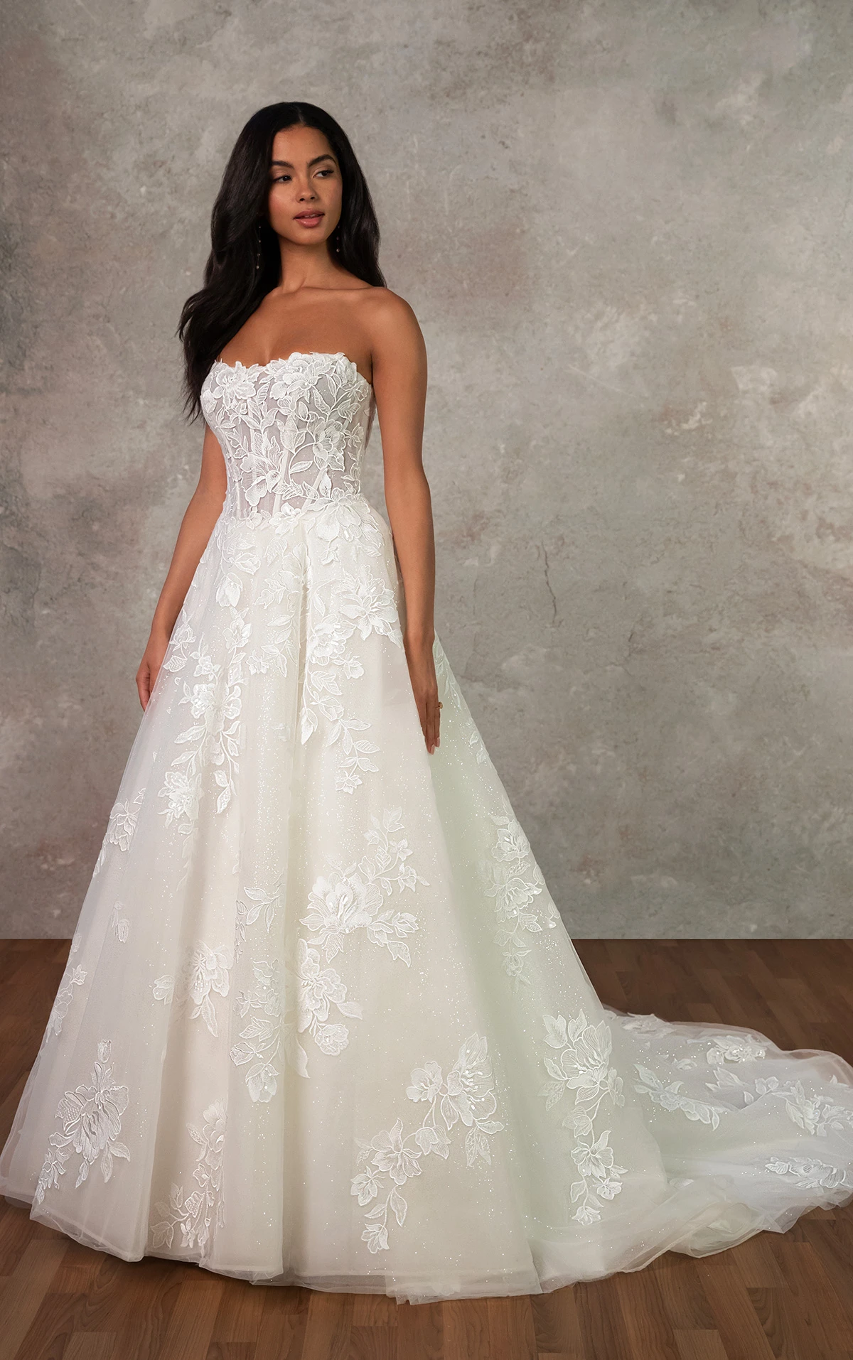 d4403 Trägerloses Ball-Brautkleid aus blätterartiger Spitze mit herzförmigem Ausschnitt  by Essense of Australia