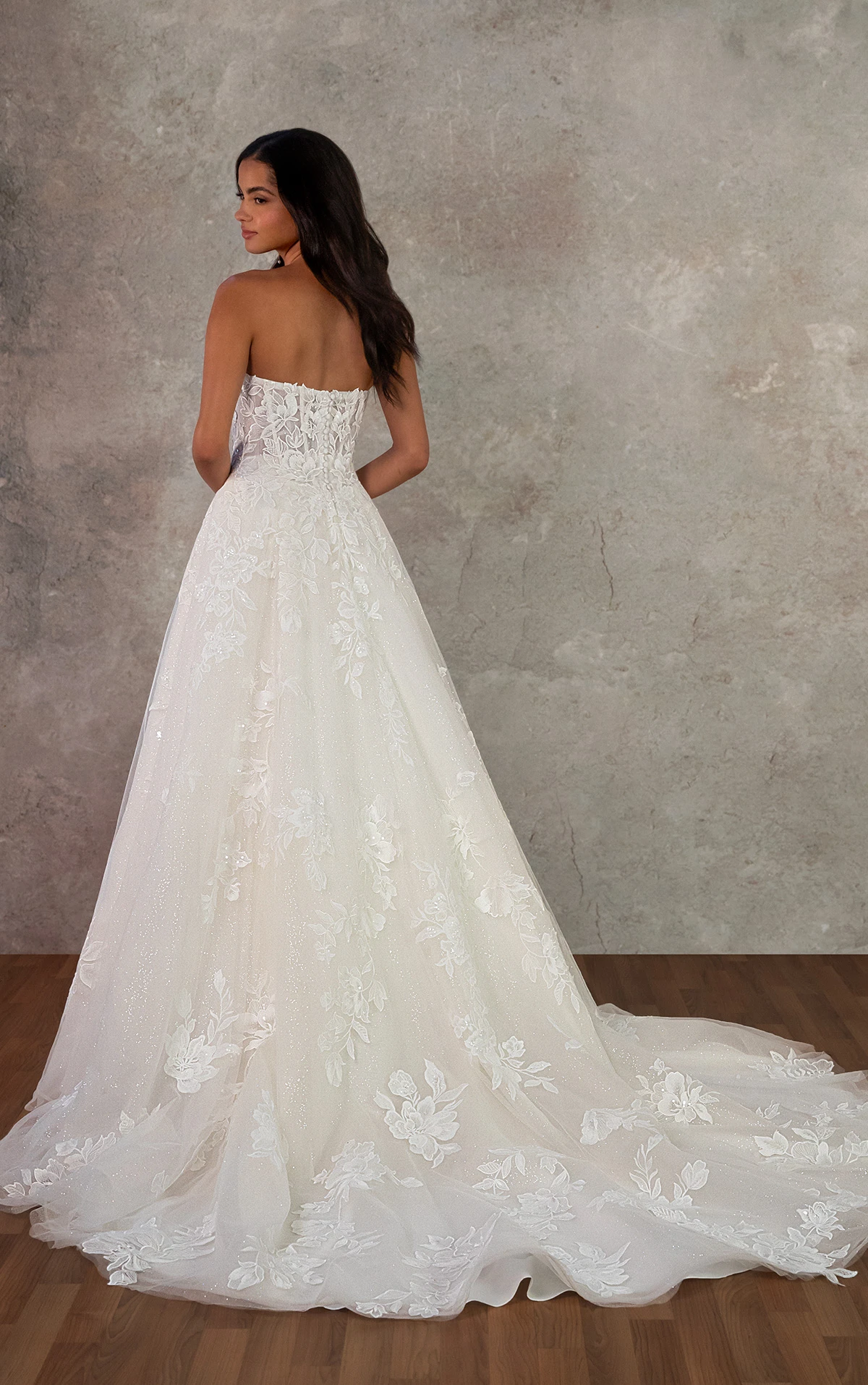 d4403 Trägerloses Ball-Brautkleid aus blätterartiger Spitze mit herzförmigem Ausschnitt  by Essense of Australia